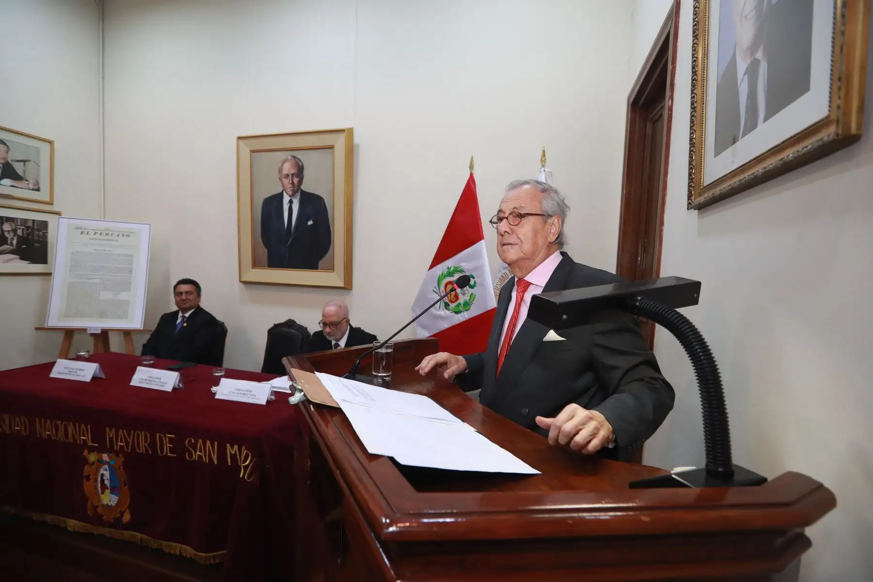 Inauguración de exposición denominada “Raúl Porras Barrenechea Periodista y su relación con el Diario Oficial El Peruano”.
Director del Diario El Peruano Félix Paz, embajador Luís Medívil - Canales y Juan Alvarez Vita.
Foto: ANDINA / Lino Chipana Obregón Inauguración de exposición denominada “Raúl Porras Barrenechea Periodista y su relación con el Diario Oficial El Peruano”.
Director del Diario El Peruano Félix Paz, embajador Luís Medívil - Canales y Juan Alvarez Vita.
Foto: ANDINA / Lino Chipana Obregón