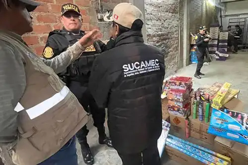 En la intervención se logró decomisar cohetones, bazucas de luces, bombardas y otros, valorizados en más de S/150 mil.ANDINA/Difusión