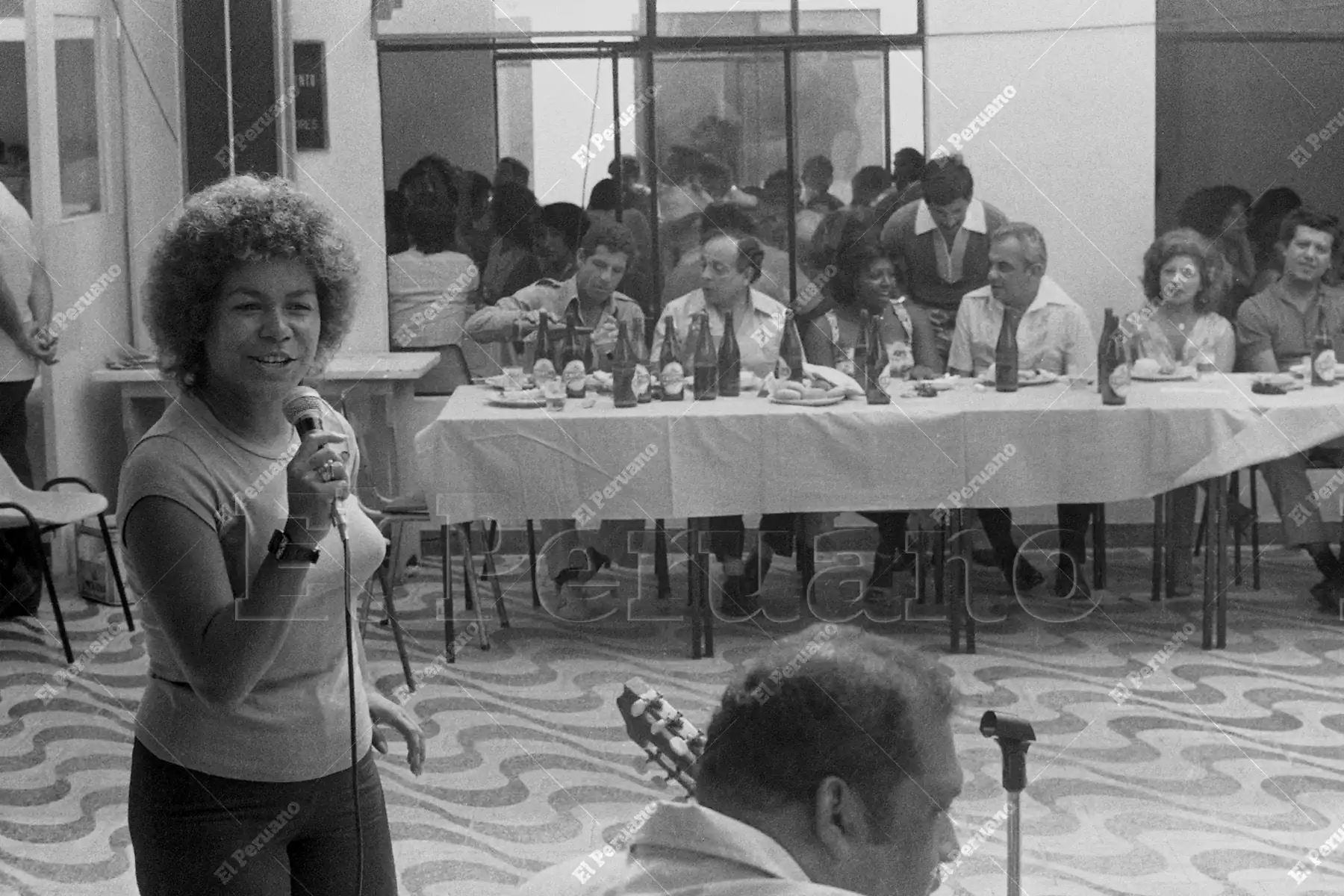 Lima – 12 de febrero de 1980 / La cantante criolla Eva Ayllón,  ya consolidada como una de las principales voces de la música peruana, durante la celebración por el 4.º aniversario de Editora Perú. Foto: Archivo Histórico de El Peruano / Oswaldo Sánchez.