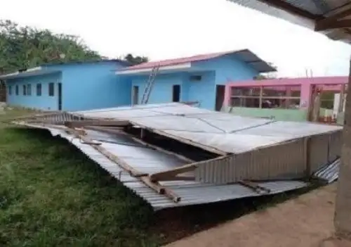 Vientos fuertes y lluvias intensas destruyen techo de colegio de Tangarana, en el distrito de San José de Sisa, región San Martín. ANDINA/Difusión