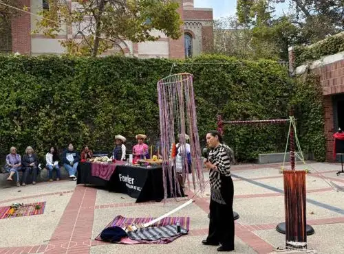 Tres maestras artesanas dedicadas al arte textil en la provincia cajamarquina de San Miguel mostraron su trabajo y compartieron su sabiduría ancestral en la exposición organizada en el Museo Fowler de la Universidad de California en Los Ángeles, Estados Unidos. ANDINA/Difusión