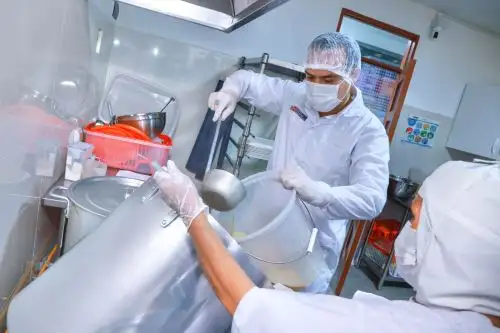 President Jose Jeri supervised food preparation for shoolchildren. ANDINA / Presidency Press.