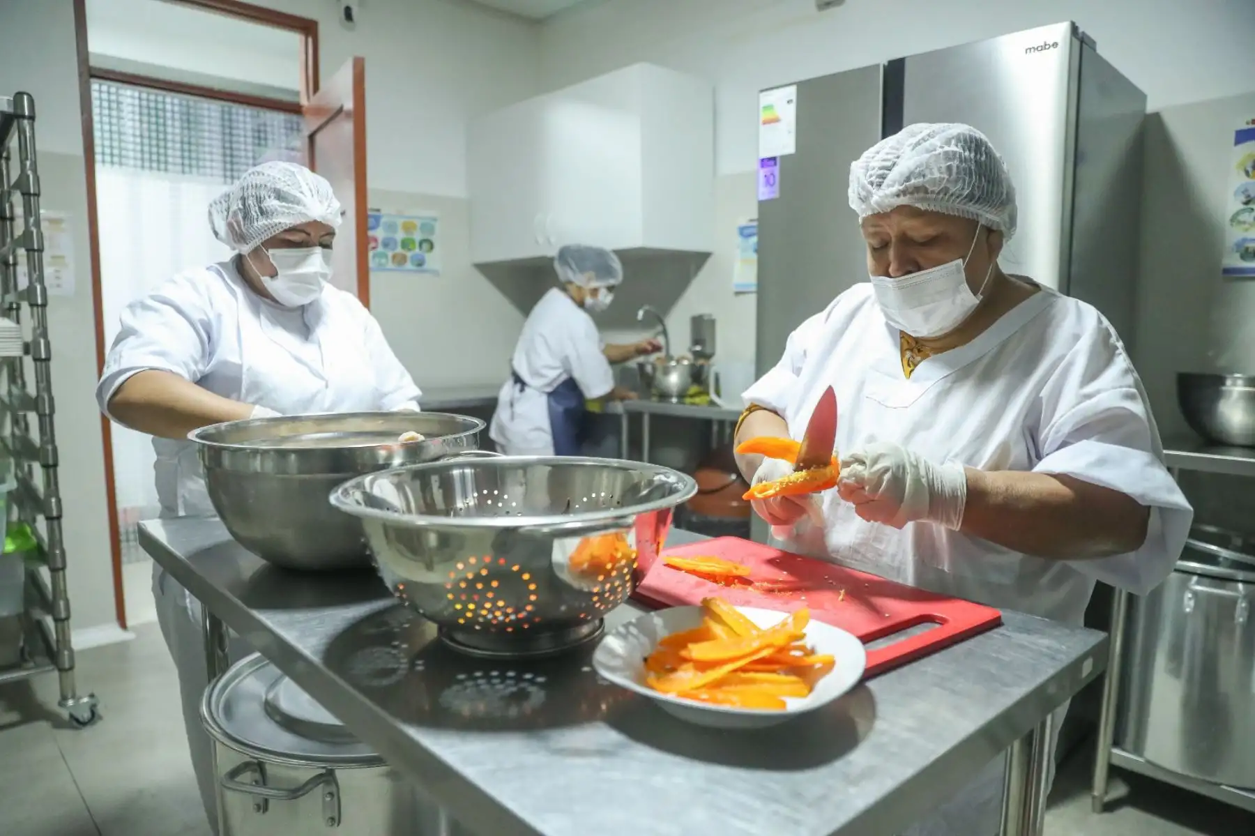 El presidente de la República, José Jerí Oré, junto con la ministra de Desarrollo e Inclusión Social, Lesly Shica, participaron en la preparación del desayuno de los estudiantes de la I.E.I. Bella Aurora, en Puente Piedra. Foto: ANDINA/Prensa Presidencia El presidente de la República, José Jerí Oré, junto con la ministra de Desarrollo e Inclusión Social, Lesly Shica, participaron en la preparación del desayuno de los estudiantes de la I.E.I. Bella Aurora, en Puente Piedra. Foto: ANDINA/Prensa Presidencia
