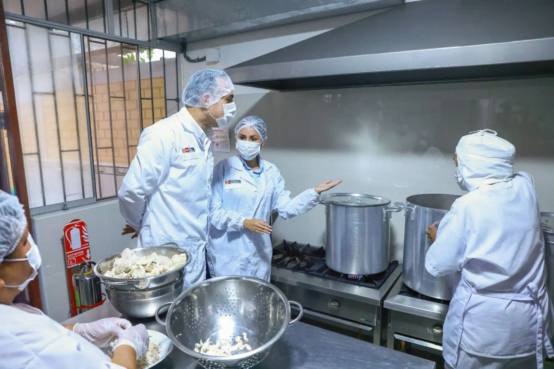 El presidente de la República, José Jerí Oré, junto con la ministra de Desarrollo e Inclusión Social, Lesly Shica, participaron en la preparación del desayuno de los estudiantes de la I.E.I. Bella Aurora, en Puente Piedra. Foto: ANDINA/Prensa Presidencia El presidente de la República, José Jerí Oré, junto con la ministra de Desarrollo e Inclusión Social, Lesly Shica, participaron en la preparación del desayuno de los estudiantes de la I.E.I. Bella Aurora, en Puente Piedra. Foto: ANDINA/Prensa Presidencia