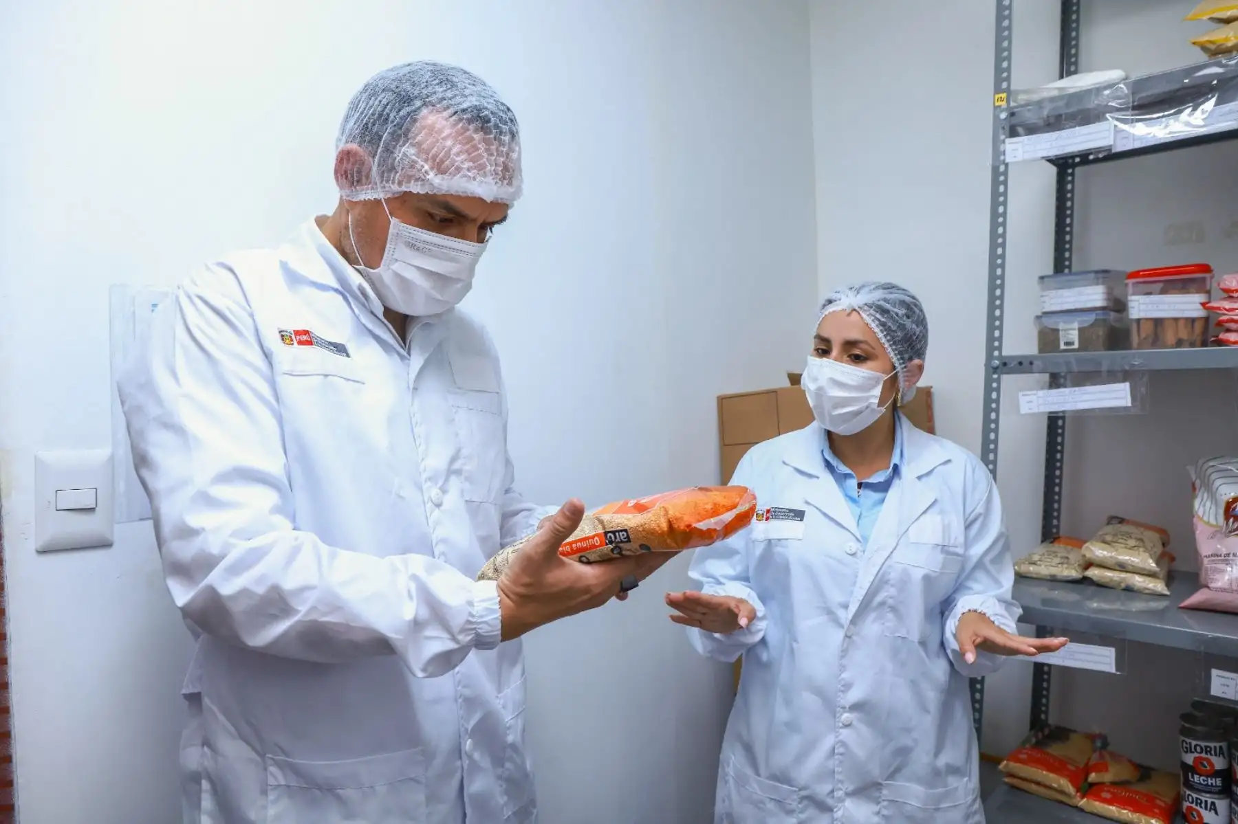El presidente de la República, José Jerí Oré, junto con la ministra de Desarrollo e Inclusión Social, Lesly Shica, participaron en la preparación del desayuno de los estudiantes de la I.E.I. Bella Aurora, en Puente Piedra. Foto: ANDINA/Prensa Presidencia El presidente de la República, José Jerí Oré, junto con la ministra de Desarrollo e Inclusión Social, Lesly Shica, participaron en la preparación del desayuno de los estudiantes de la I.E.I. Bella Aurora, en Puente Piedra. Foto: ANDINA/Prensa Presidencia