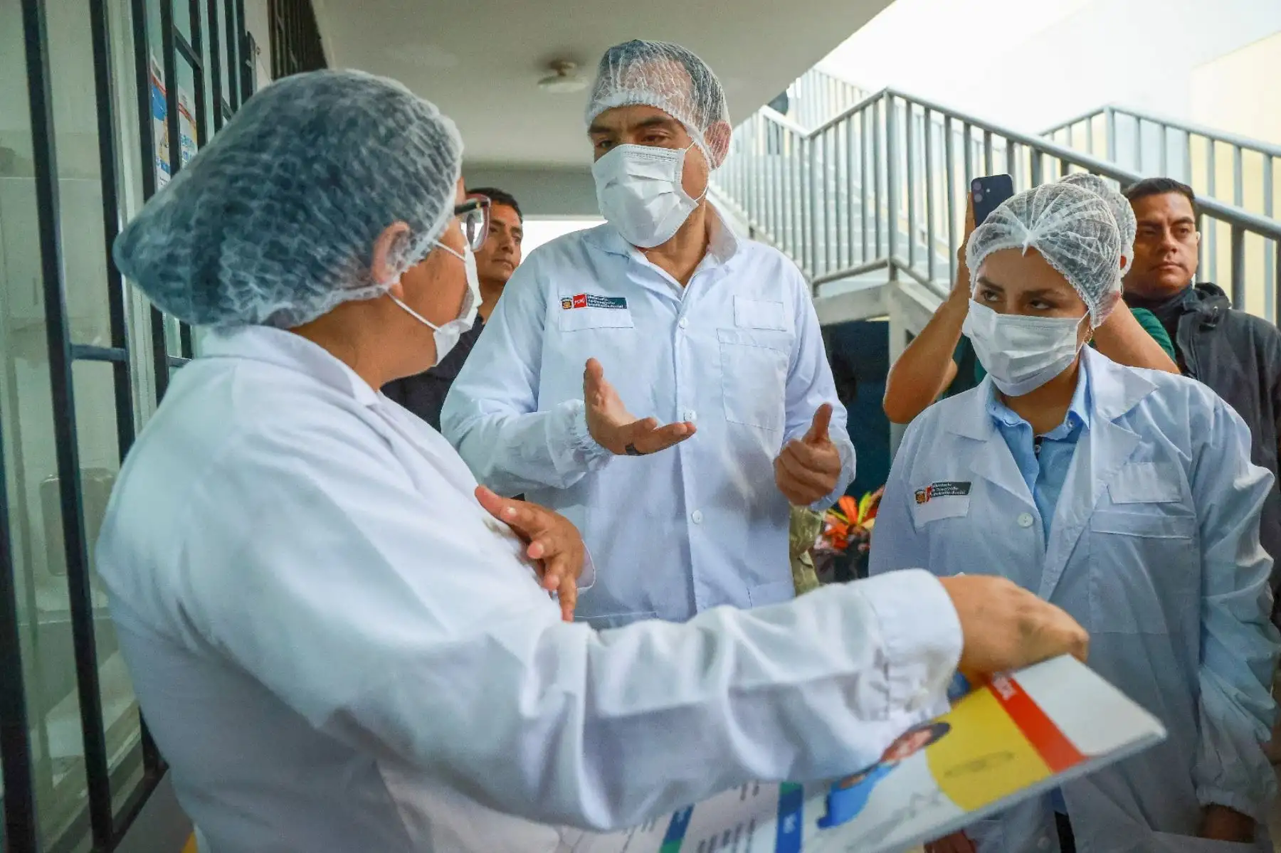 El presidente de la República, José Jerí Oré, junto con la ministra de Desarrollo e Inclusión Social, Lesly Shica, participaron en la preparación del desayuno de los estudiantes de la I.E.I. Bella Aurora, en Puente Piedra. Foto: ANDINA/Prensa Presidencia El presidente de la República, José Jerí Oré, junto con la ministra de Desarrollo e Inclusión Social, Lesly Shica, participaron en la preparación del desayuno de los estudiantes de la I.E.I. Bella Aurora, en Puente Piedra. Foto: ANDINA/Prensa Presidencia