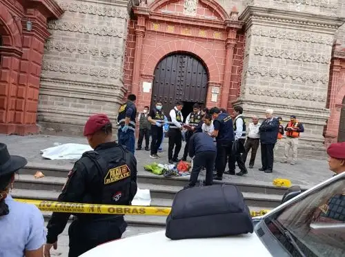 Conmoción en Ayacucho. Una madre de familia fallece al proteger a su bebé tras la caída de la cornisa de la iglesia Compañía de Jesús, en pleno centro de la ciudad de Ayacucho. ANDINA/Difusión