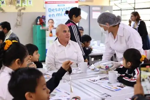 El presidente del Consejo de Ministros, Ernesto Álvarez, supervisó el servicio de alimentación escolar en la IE Santa Rosa de Quives y verificó que se cumplan las normas de seguridad sanitaria, 
