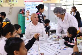 El presidente del Consejo de Ministros, Ernesto Álvarez, supervisó el servicio de alimentación escolar en la IE Santa Rosa de Quives y verificó que se cumplan las normas de seguridad sanitaria, 