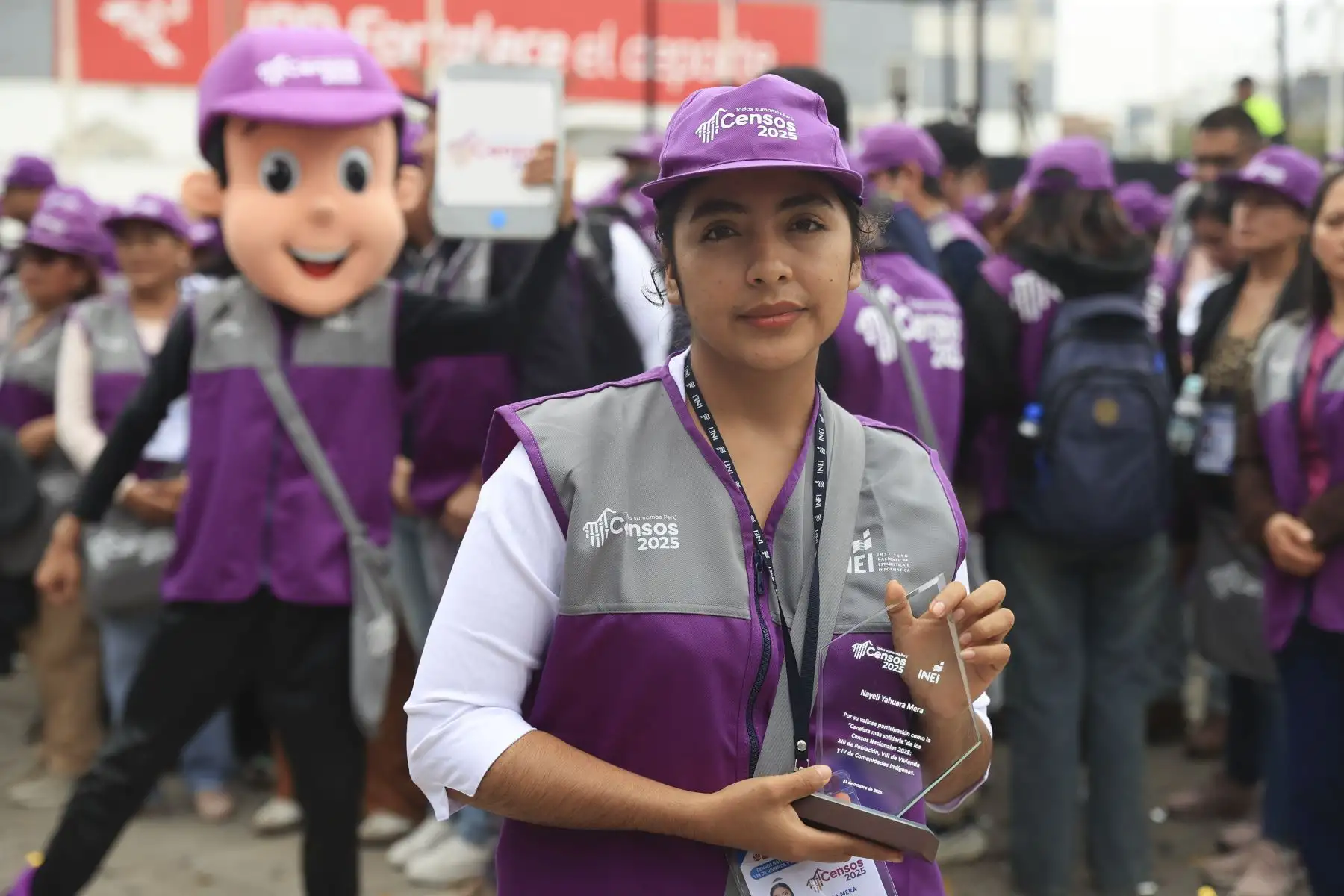 Nayeli Yahuara Mera, recibió un reconocimiento por su valiosa participación como "Censista más Solidaria" de los Censos Nacionales 2025. Foto: ANDINA/Jhonel Rodríguez Robles Nayeli Yahuara Mera, recibió un reconocimiento por su valiosa participación como "Censista más Solidaria" de los Censos Nacionales 2025. Foto: ANDINA/Jhonel Rodríguez Robles