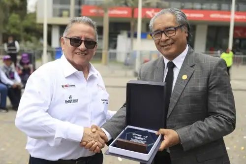 El jefe del INEI entregó una placa como símbolo de reconocimiento al presidente del directorio de Editora Perú, Hugo Aguirre. Foto: ANDINA/Jhonel Rodríguez Robles