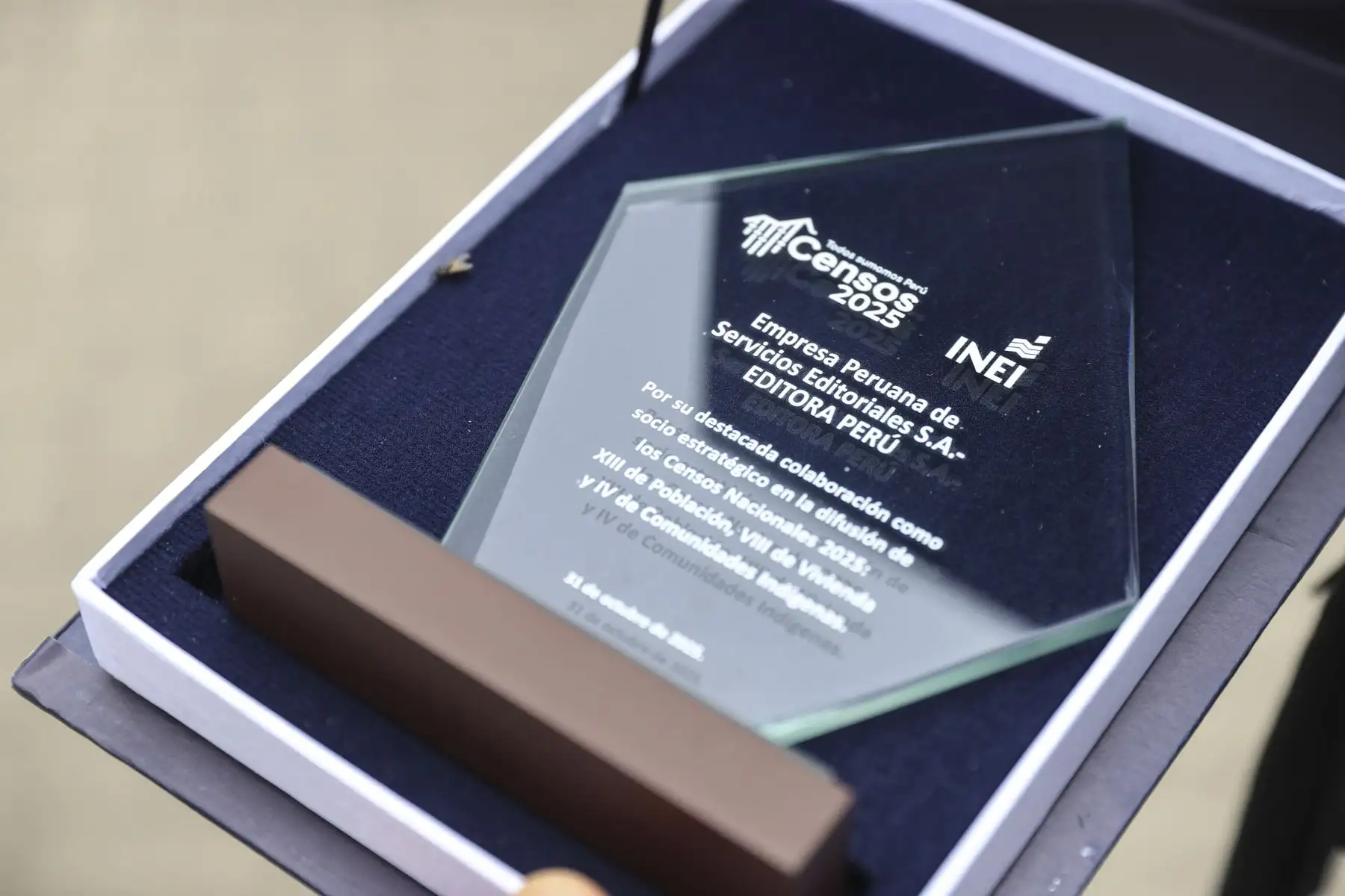 El Instituto Nacional de Estadística e Informática (INEI) otorgó un reconocimiento a Editora Perú por su valiosa colaboración en la difusión de los Censos Nacionales 2025. La distinción fue recibida por Hugo Aguirre Castañeda, presidente del directorio de la entidad periodística. Foto: ANDINA/Jhonel Rodríguez Robles El Instituto Nacional de Estadística e Informática (INEI) otorgó un reconocimiento a Editora Perú por su valiosa colaboración en la difusión de los Censos Nacionales 2025. La distinción fue recibida por Hugo Aguirre Castañeda, presidente del directorio de la entidad periodística. Foto: ANDINA/Jhonel Rodríguez Robles