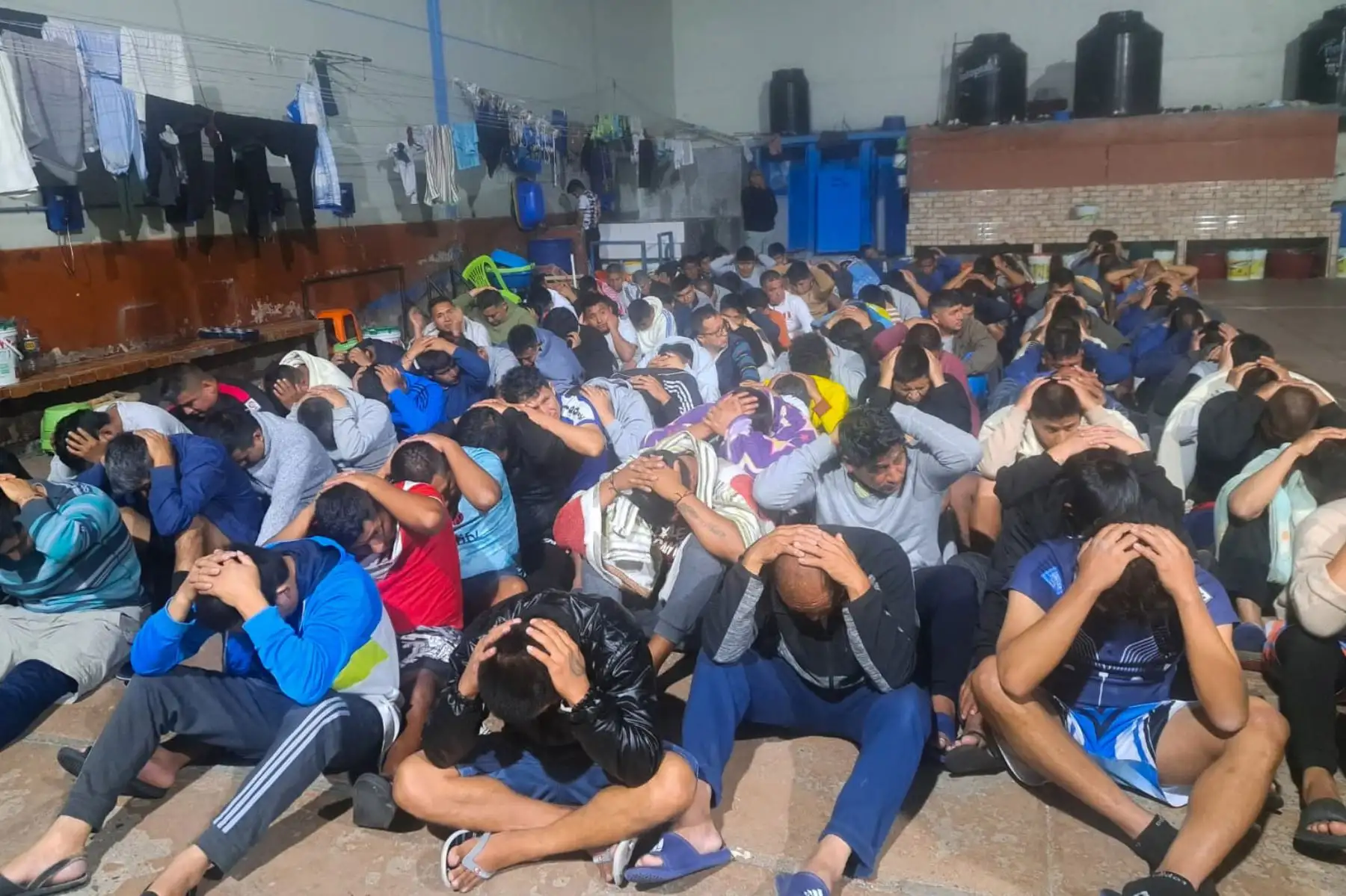 Más de 900 agentes penitenciarios participaron en la revisión minuciosa de las celdas y diversos ambientes de los recintos, como cocinas, servicios higiénicos y áreas comunes. Foto: INPE Más de 900 agentes penitenciarios participaron en la revisión minuciosa de las celdas y diversos ambientes de los recintos, como cocinas, servicios higiénicos y áreas comunes. Foto: INPE