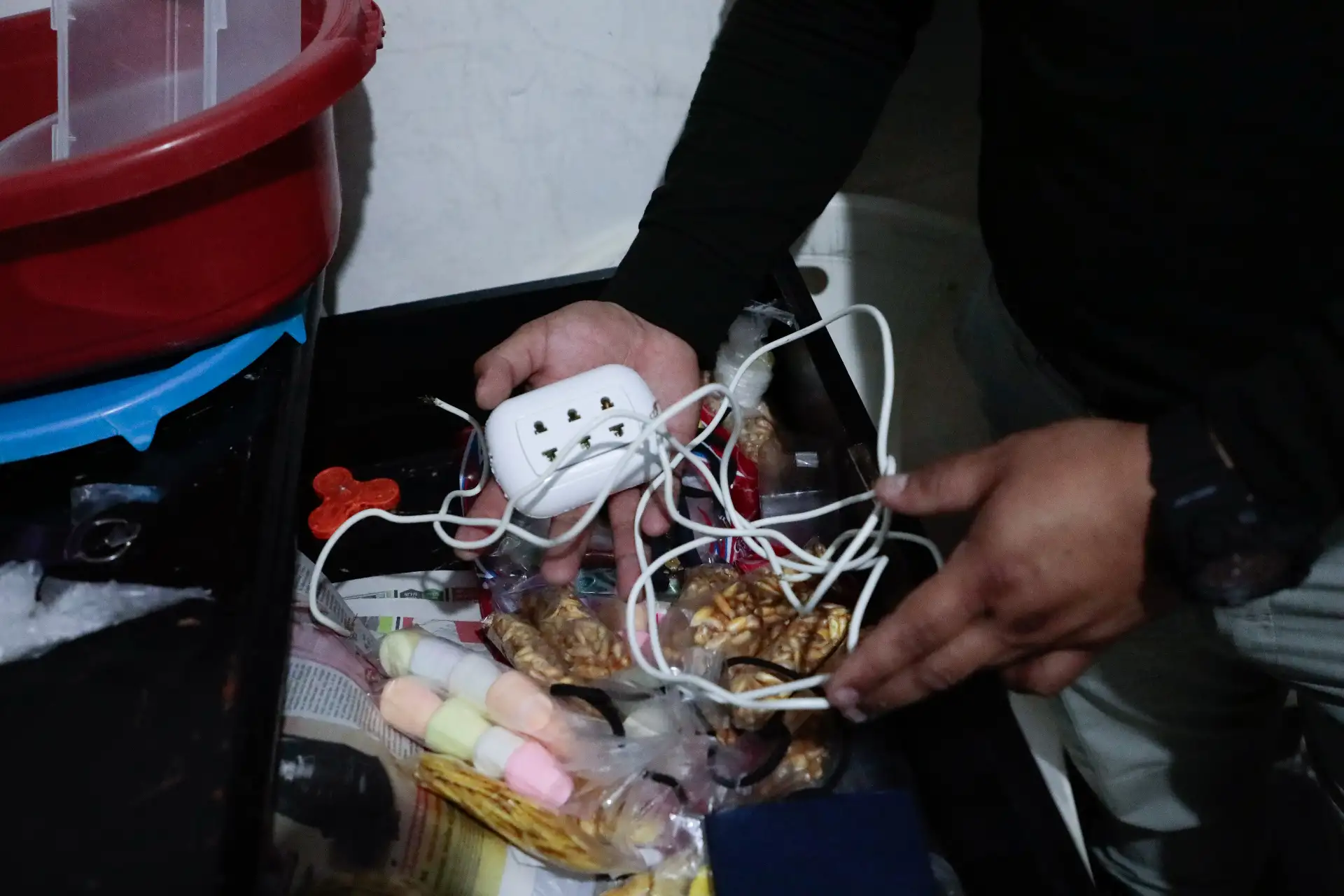 Como resultado de la intervención, se incautaron celulares, accesorios, drogas, objetos punzocortantes, parlantes y otros elementos prohibidos. Además, se desinstalaron las conexiones eléctricas irregulares dentro de las celdas, con el fin de frustrar cualquier actividad ilícita organizada desde los penales. Foto: INPE Como resultado de la intervención, se incautaron celulares, accesorios, drogas, objetos punzocortantes, parlantes y otros elementos prohibidos. Además, se desinstalaron las conexiones eléctricas irregulares dentro de las celdas, con el fin de frustrar cualquier actividad ilícita organizada desde los penales. Foto: INPE