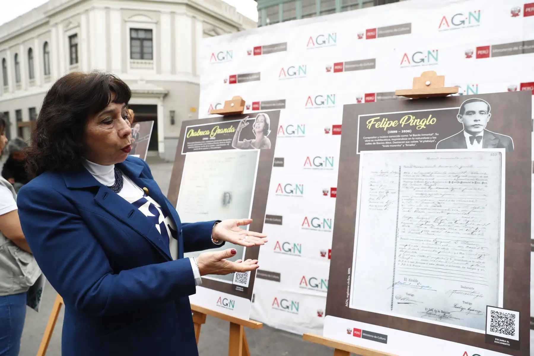 Desde la plazuela Santo Domingo en el Cercado de Lima, la jefa del Archivo General de la Nación, Graciela Rengifo, muestra las copias de documentos históricos de reconocidos cantantes, músicos y compositores criollos, en el marco de celebrarse el Día de la Canción Criolla. Foto: ANDINA/Daniel Bracamonte Desde la plazuela Santo Domingo en el Cercado de Lima, la jefa del Archivo General de la Nación, Graciela Rengifo, muestra las copias de documentos históricos de reconocidos cantantes, músicos y compositores criollos, en el marco de celebrarse el Día de la Canción Criolla. Foto: ANDINA/Daniel Bracamonte
