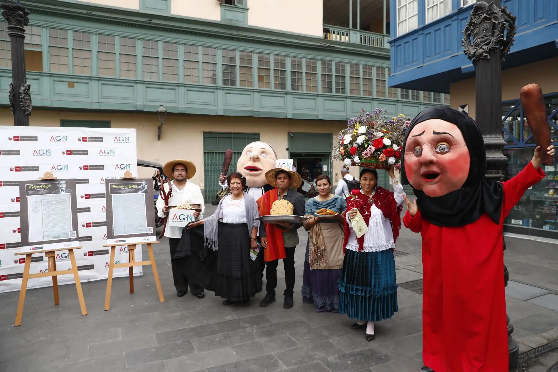 Personajes representativos del Perú colonial y republicano invitaban a las personas que transitaban por el centro de Lima a que observen la exhibición de las copias de documentos históricos de reconocidos cantantes, músicos y compositores criollos, en el marco de celebrarse el Día de la Canción Criolla. Foto: ANDINA/Daniel Bracamonte Personajes representativos del Perú colonial y republicano invitaban a las personas que transitaban por el centro de Lima a que observen la exhibición de las copias de documentos históricos de reconocidos cantantes, músicos y compositores criollos, en el marco de celebrarse el Día de la Canción Criolla. Foto: ANDINA/Daniel Bracamonte