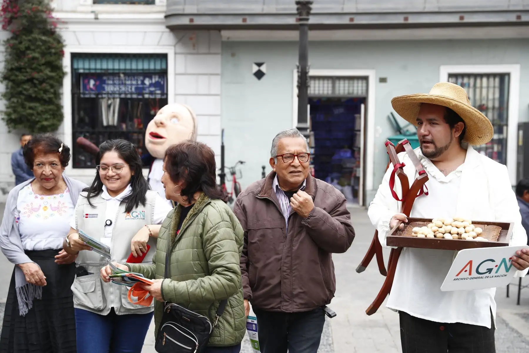 Personajes representativos del Perú colonial y republicano invitaban a las personas que transitaban por el centro de Lima a que observen la exhibición de las copias de documentos históricos de reconocidos cantantes, músicos y compositores criollos, en el marco de celebrarse el Día de la Canción Criolla. Foto: ANDINA/Daniel Bracamonte Personajes representativos del Perú colonial y republicano invitaban a las personas que transitaban por el centro de Lima a que observen la exhibición de las copias de documentos históricos de reconocidos cantantes, músicos y compositores criollos, en el marco de celebrarse el Día de la Canción Criolla. Foto: ANDINA/Daniel Bracamonte