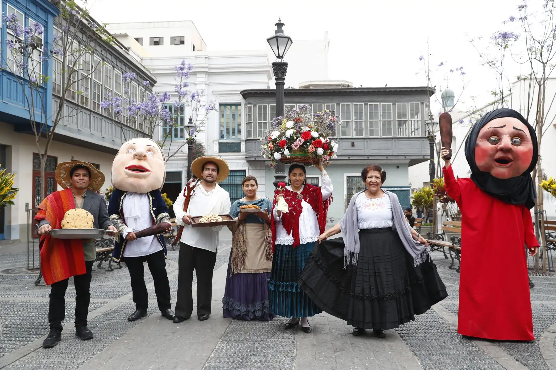 Personajes representativos del Perú colonial y republicano invitaban a las personas que transitaban por el centro de Lima a que observen la exhibición de las copias de documentos históricos de reconocidos cantantes, músicos y compositores criollos, en el marco de celebrarse el Día de la Canción Criolla. Foto: ANDINA/Daniel Bracamonte Personajes representativos del Perú colonial y republicano invitaban a las personas que transitaban por el centro de Lima a que observen la exhibición de las copias de documentos históricos de reconocidos cantantes, músicos y compositores criollos, en el marco de celebrarse el Día de la Canción Criolla. Foto: ANDINA/Daniel Bracamonte