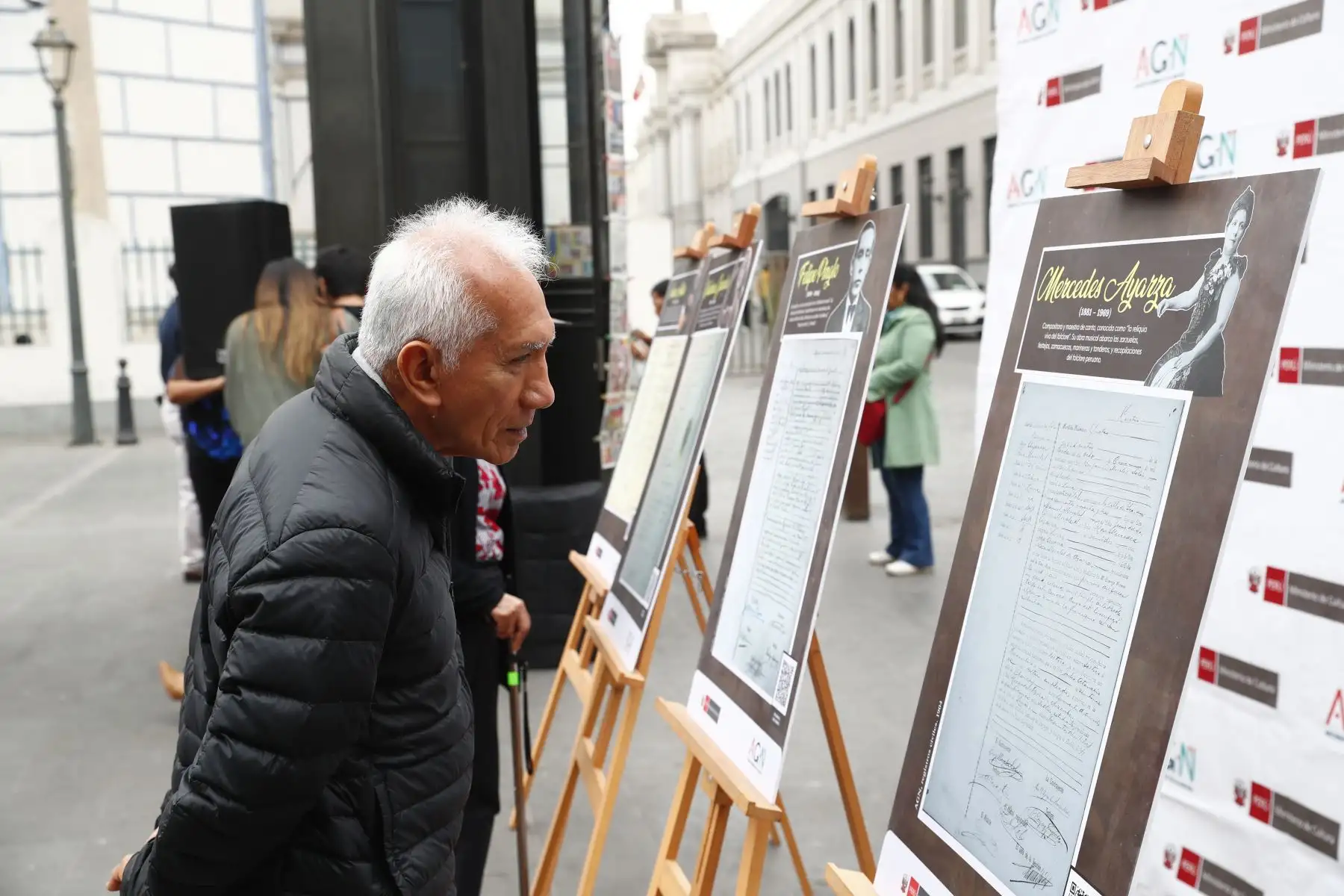 Desde la plazuela Santo Domingo, en el Cercado de Lima, el Archivo General de la Nación exhibió copias de documentos históricos de reconocidos cantantes, músicos y compositores criollos, en el marco de celebrarse el Día de la Canción Criolla hoy 31 de octubre de 2025. Foto: ANDINA/Daniel Bracamonte Desde la plazuela Santo Domingo, en el Cercado de Lima, el Archivo General de la Nación exhibió copias de documentos históricos de reconocidos cantantes, músicos y compositores criollos, en el marco de celebrarse el Día de la Canción Criolla hoy 31 de octubre de 2025. Foto: ANDINA/Daniel Bracamonte