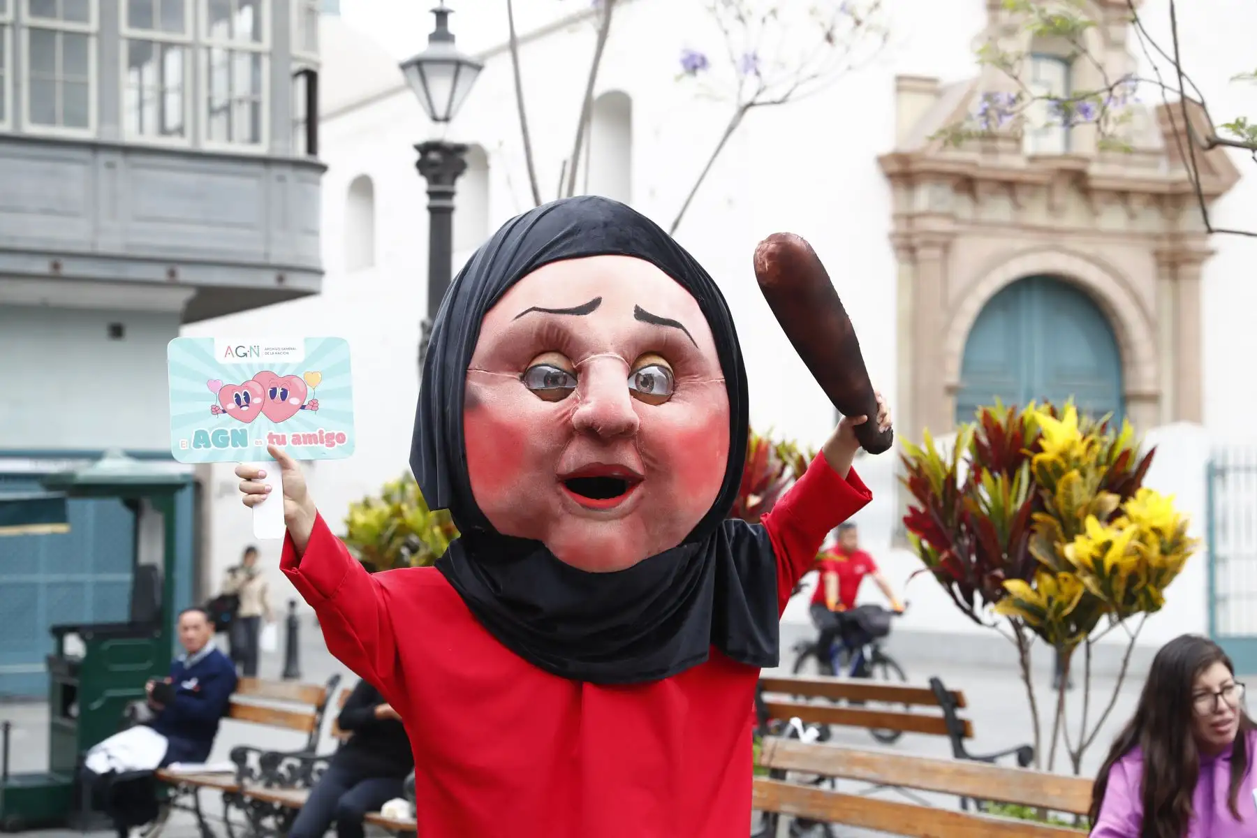 Personajes representativos del Perú colonial y republicano invitaban a las personas que transitaban por el centro de Lima a que observen la exhibición de las copias de documentos históricos de reconocidos cantantes, músicos y compositores criollos, en el marco de celebrarse el Día de la Canción Criolla. Foto: ANDINA/Daniel Bracamonte Personajes representativos del Perú colonial y republicano invitaban a las personas que transitaban por el centro de Lima a que observen la exhibición de las copias de documentos históricos de reconocidos cantantes, músicos y compositores criollos, en el marco de celebrarse el Día de la Canción Criolla. Foto: ANDINA/Daniel Bracamonte