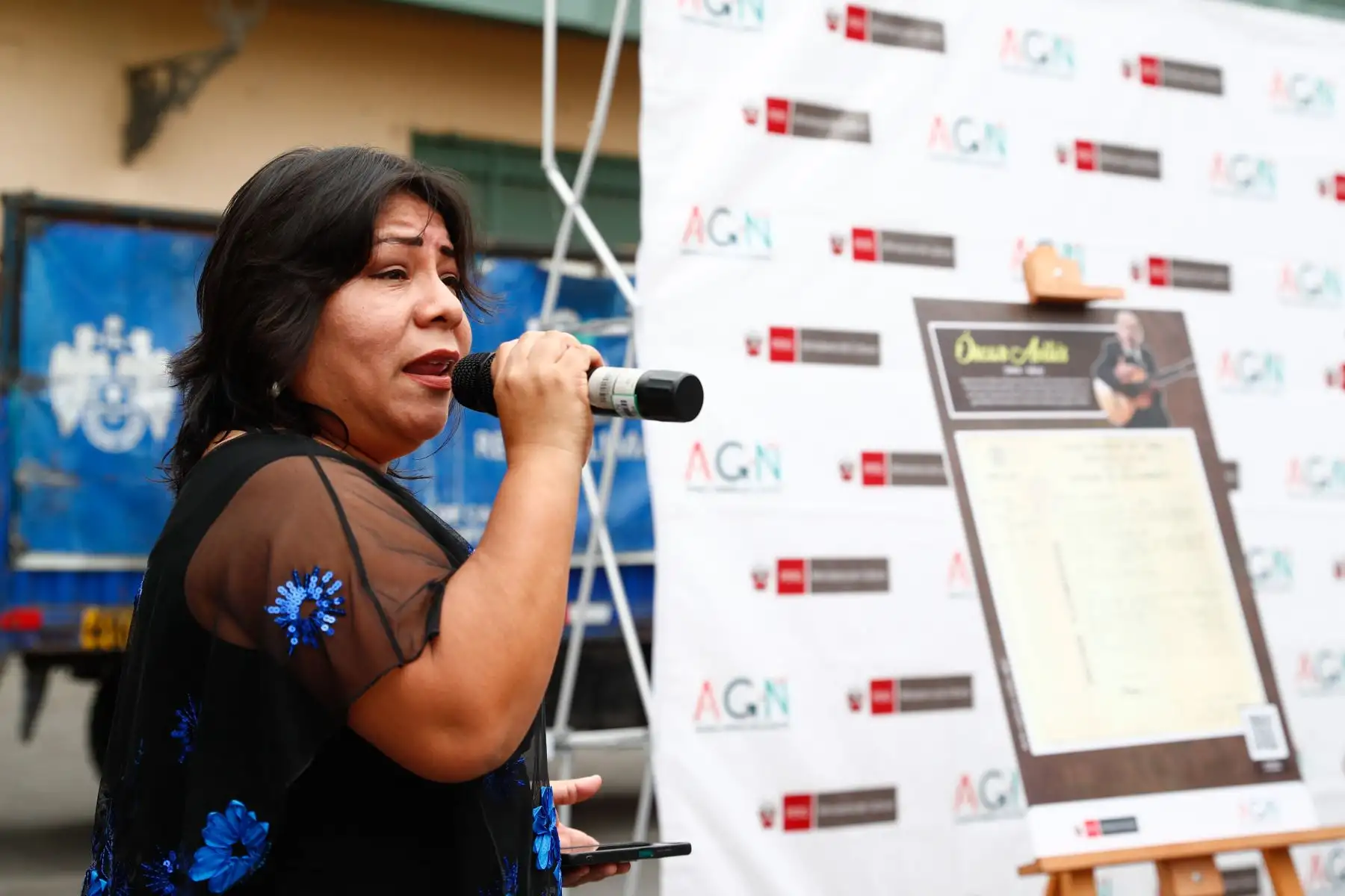 A ritmo de valses y polkas se realizó la exhibición de copias de documentos históricos de reconocidos cantantes, músicos y compositores criollos desde la plazuela Santo Domingo del Cercado de Lima, en el marco de celebrarse el Día de la Canción Criolla hoy 31 de octubre de 2025. Foto: ANDINA/Daniel Bracamonte A ritmo de valses y polkas se realizó la exhibición de copias de documentos históricos de reconocidos cantantes, músicos y compositores criollos desde la plazuela Santo Domingo del Cercado de Lima, en el marco de celebrarse el Día de la Canción Criolla hoy 31 de octubre de 2025. Foto: ANDINA/Daniel Bracamonte