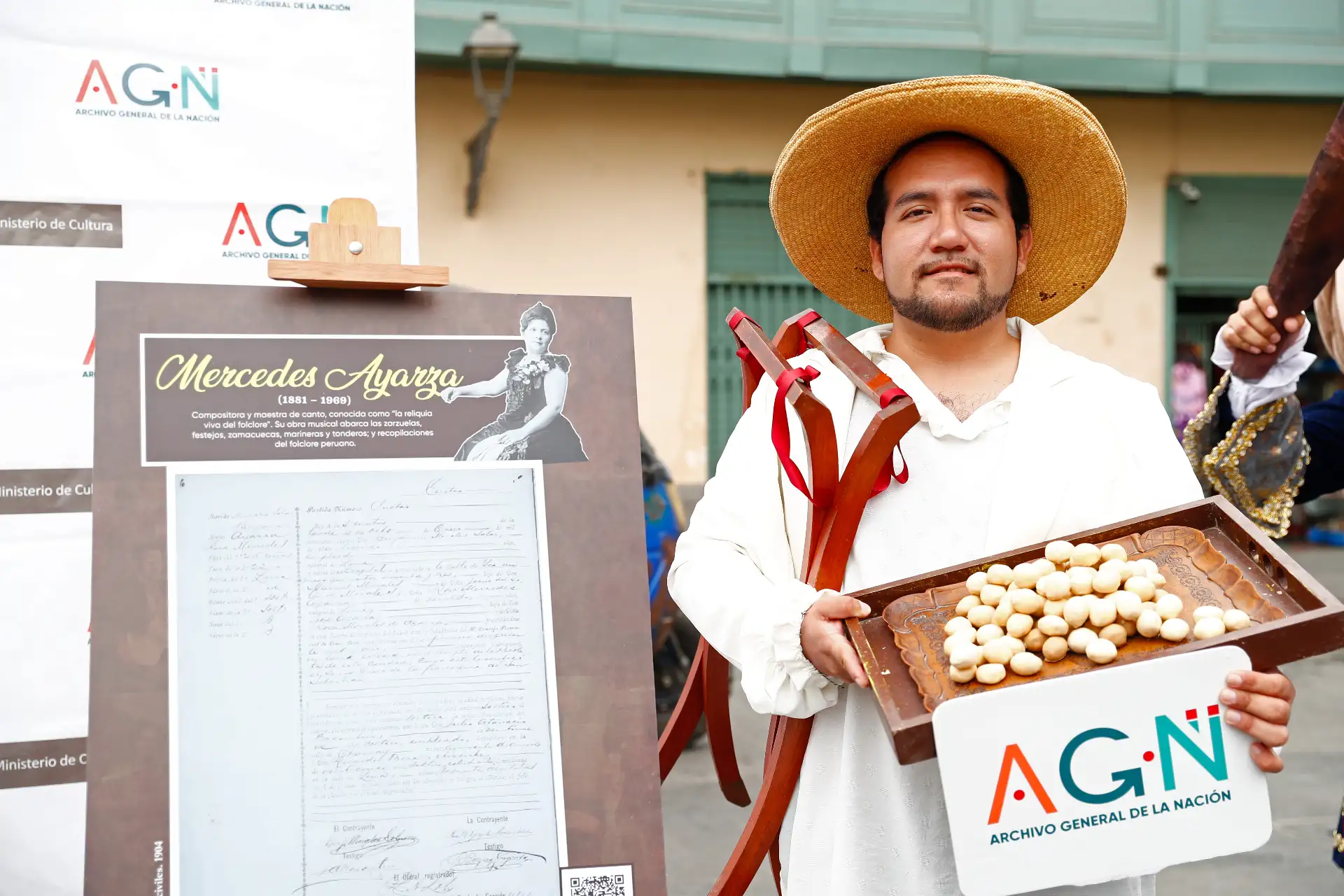Personajes representativos del Perú colonial y republicano invitaban a las personas que transitaban por el centro de Lima a que observen la exhibición de las copias de documentos históricos de reconocidos cantantes, músicos y compositores criollos, en el marco de celebrarse el Día de la Canción Criolla. Foto: ANDINA/Daniel Bracamonte Personajes representativos del Perú colonial y republicano invitaban a las personas que transitaban por el centro de Lima a que observen la exhibición de las copias de documentos históricos de reconocidos cantantes, músicos y compositores criollos, en el marco de celebrarse el Día de la Canción Criolla. Foto: ANDINA/Daniel Bracamonte