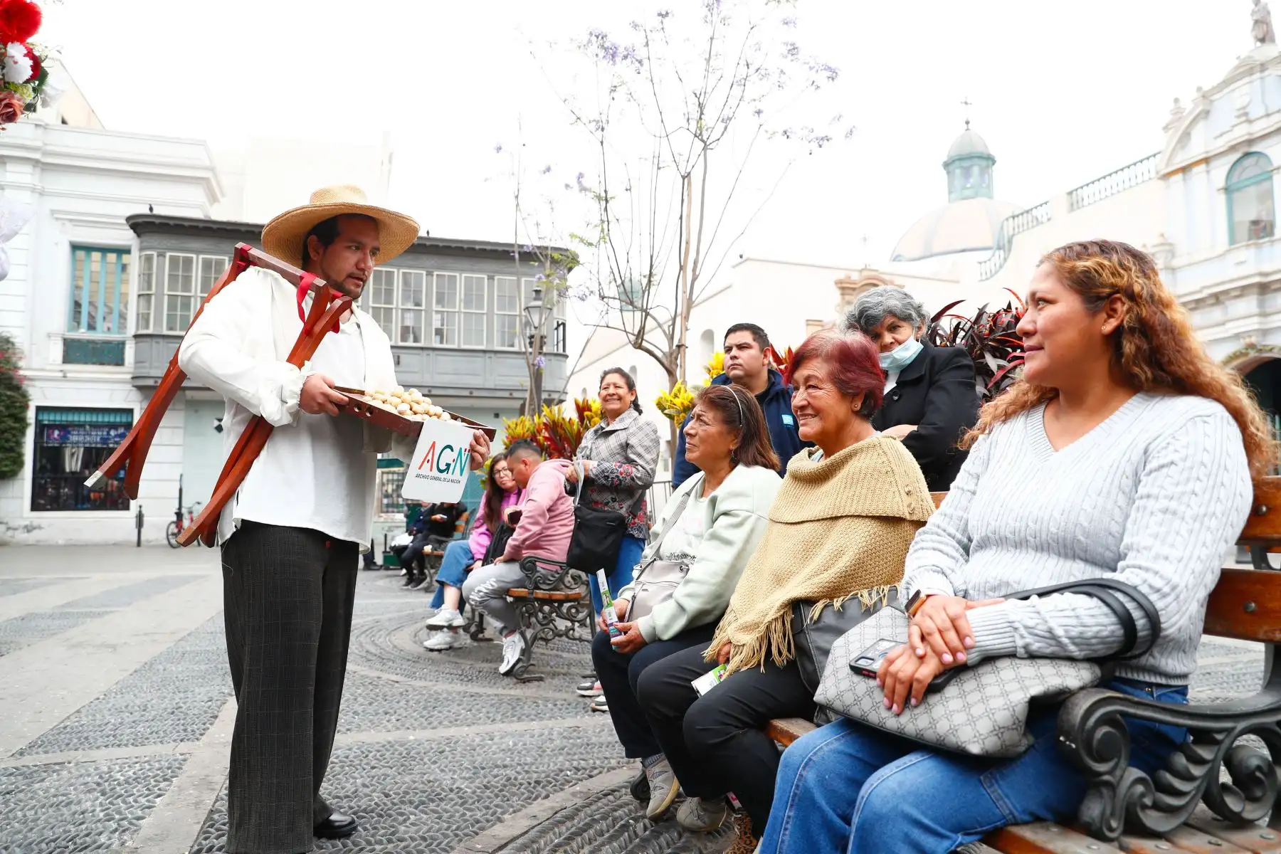 Personajes representativos del Perú colonial y republicano invitaban a las personas que transitaban por el centro de Lima a que observen la exhibición de las copias de documentos históricos de reconocidos cantantes, músicos y compositores criollos, en el marco de celebrarse el Día de la Canción Criolla. Foto: ANDINA/Daniel Bracamonte Personajes representativos del Perú colonial y republicano invitaban a las personas que transitaban por el centro de Lima a que observen la exhibición de las copias de documentos históricos de reconocidos cantantes, músicos y compositores criollos, en el marco de celebrarse el Día de la Canción Criolla. Foto: ANDINA/Daniel Bracamonte