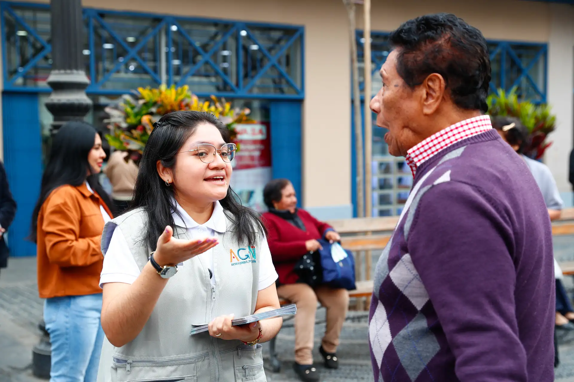 Trabajadores del Archivo General de la Nación invitaban a las personas que transitaban por el centro de Lima a que observen la exhibición de las copias de documentos históricos de reconocidos cantantes, músicos y compositores criollos, en el marco de celebrarse el Día de la Canción Criolla. Foto: ANDINA/Daniel Bracamonte Trabajadores del Archivo General de la Nación invitaban a las personas que transitaban por el centro de Lima a que observen la exhibición de las copias de documentos históricos de reconocidos cantantes, músicos y compositores criollos, en el marco de celebrarse el Día de la Canción Criolla. Foto: ANDINA/Daniel Bracamonte