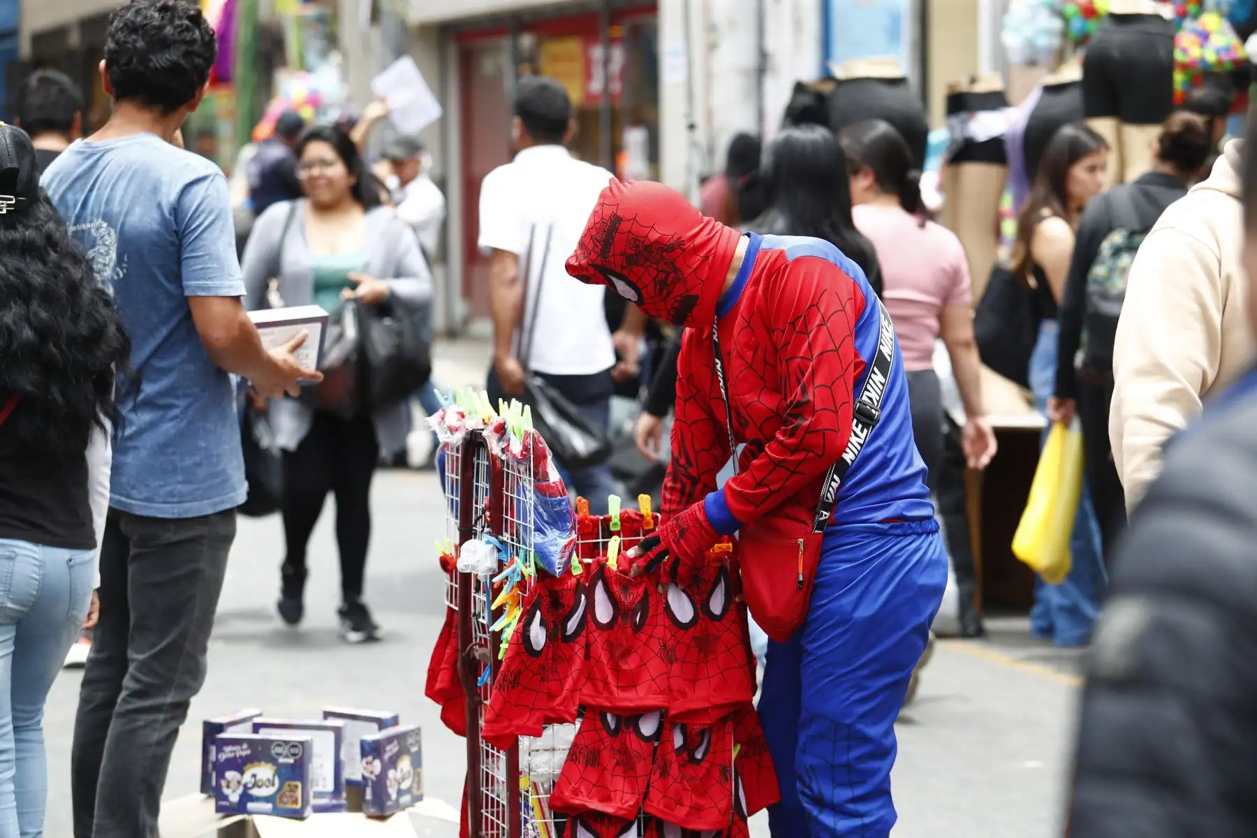 Hoy viernes 31 de octubre de 2025 se realizan las compras de último momento para celebrar Halloween en el emporio comercial de Mesa Redonda, en el Cercado de Lima, donde cientos de personas acuden para conseguir disfraces y adornos alusivos a la celebración. Foto: ANDINA/Daniel Bracamonte Hoy viernes 31 de octubre de 2025 se realizan las compras de último momento para celebrar Halloween en el emporio comercial de Mesa Redonda, en el Cercado de Lima, donde cientos de personas acuden para conseguir disfraces y adornos alusivos a la celebración. Foto: ANDINA/Daniel Bracamonte