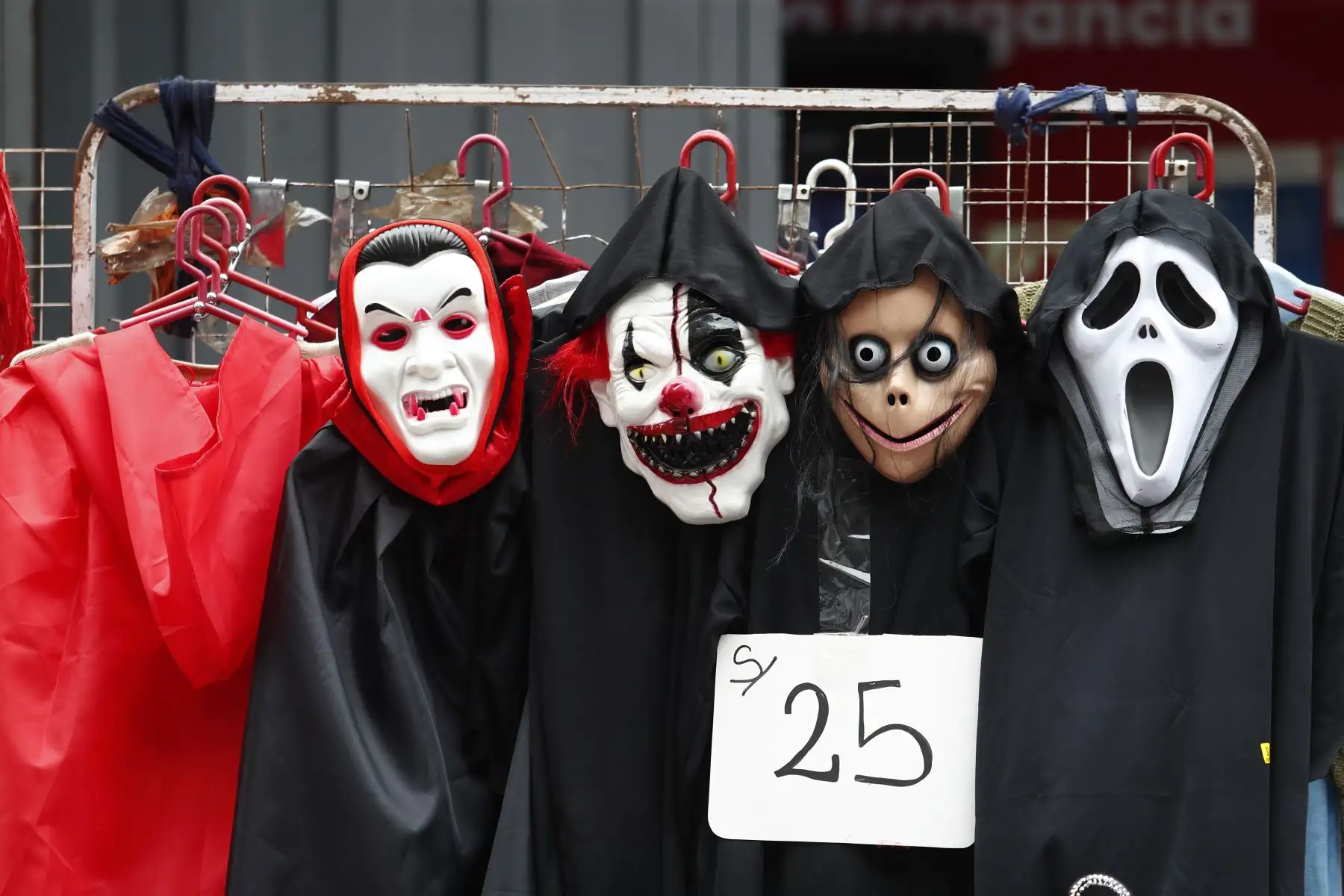 Hoy viernes 31 de octubre de 2025 se realizan las compras de último momento para celebrar Halloween en el emporio comercial de Mesa Redonda, en el Cercado de Lima, donde cientos de personas acuden para conseguir disfraces y adornos alusivos a la celebración. Foto: ANDINA/Daniel Bracamonte Hoy viernes 31 de octubre de 2025 se realizan las compras de último momento para celebrar Halloween en el emporio comercial de Mesa Redonda, en el Cercado de Lima, donde cientos de personas acuden para conseguir disfraces y adornos alusivos a la celebración. Foto: ANDINA/Daniel Bracamonte