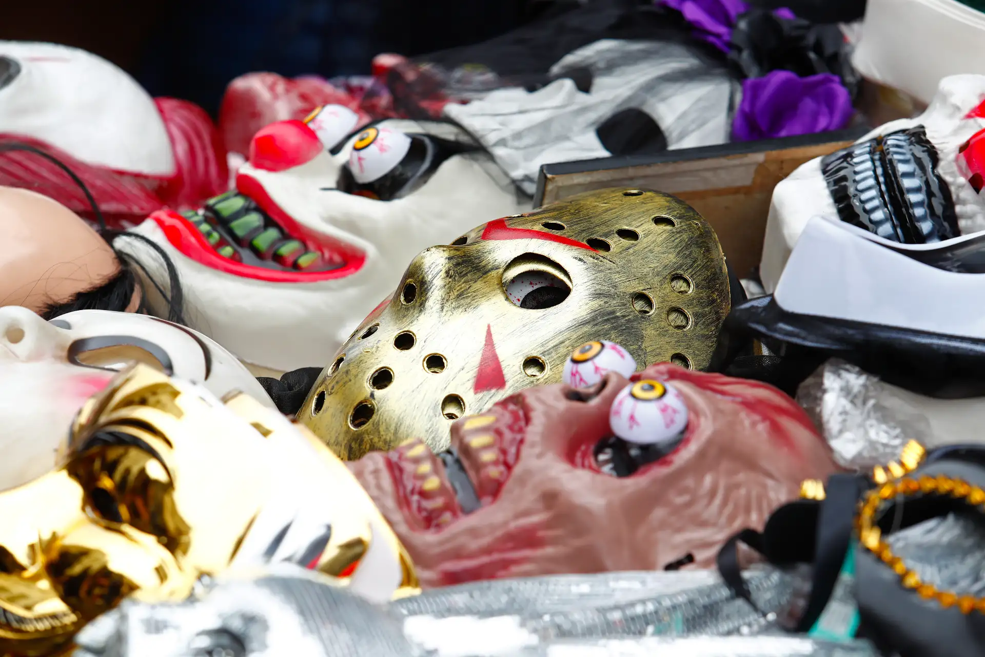 Hoy viernes 31 de octubre de 2025 se realizan las compras de último momento para celebrar Halloween en el emporio comercial de Mesa Redonda, en el Cercado de Lima, donde cientos de personas acuden para conseguir disfraces y adornos alusivos a la celebración. Foto: ANDINA/Daniel Bracamonte Hoy viernes 31 de octubre de 2025 se realizan las compras de último momento para celebrar Halloween en el emporio comercial de Mesa Redonda, en el Cercado de Lima, donde cientos de personas acuden para conseguir disfraces y adornos alusivos a la celebración. Foto: ANDINA/Daniel Bracamonte