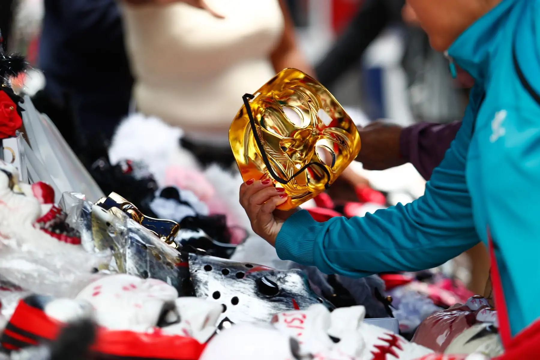 Hoy viernes 31 de octubre de 2025 se realizan las compras de último momento para celebrar Halloween en el emporio comercial de Mesa Redonda, en el Cercado de Lima, donde cientos de personas acuden para conseguir disfraces y adornos alusivos a la celebración. Foto: ANDINA/Daniel Bracamonte Hoy viernes 31 de octubre de 2025 se realizan las compras de último momento para celebrar Halloween en el emporio comercial de Mesa Redonda, en el Cercado de Lima, donde cientos de personas acuden para conseguir disfraces y adornos alusivos a la celebración. Foto: ANDINA/Daniel Bracamonte