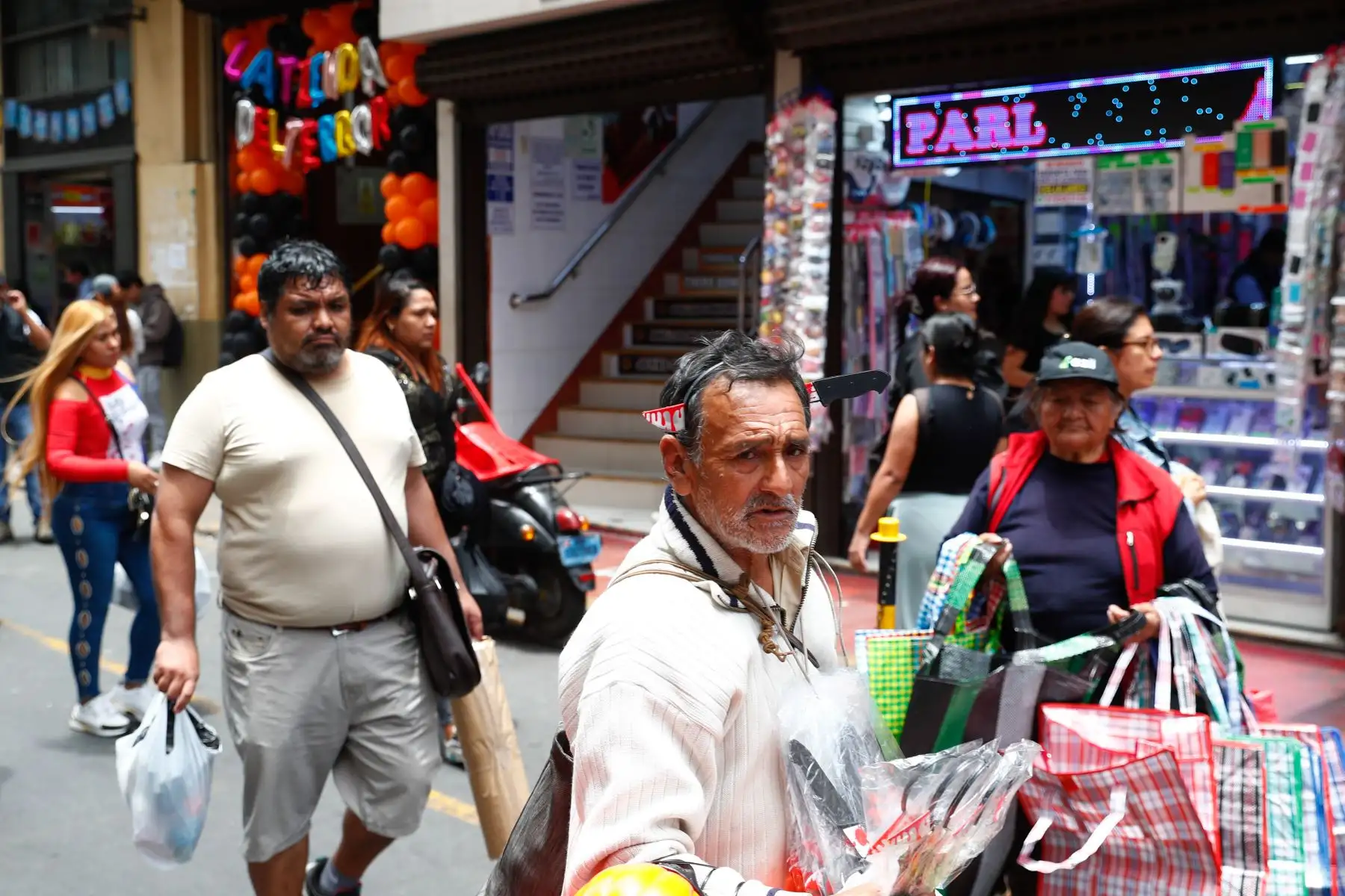 Hoy viernes 31 de octubre de 2025 se realizan las compras de último momento para celebrar Halloween en el emporio comercial de Mesa Redonda, en el Cercado de Lima, donde cientos de personas acuden para conseguir disfraces y adornos alusivos a la celebración. Foto: ANDINA/Daniel Bracamonte Hoy viernes 31 de octubre de 2025 se realizan las compras de último momento para celebrar Halloween en el emporio comercial de Mesa Redonda, en el Cercado de Lima, donde cientos de personas acuden para conseguir disfraces y adornos alusivos a la celebración. Foto: ANDINA/Daniel Bracamonte