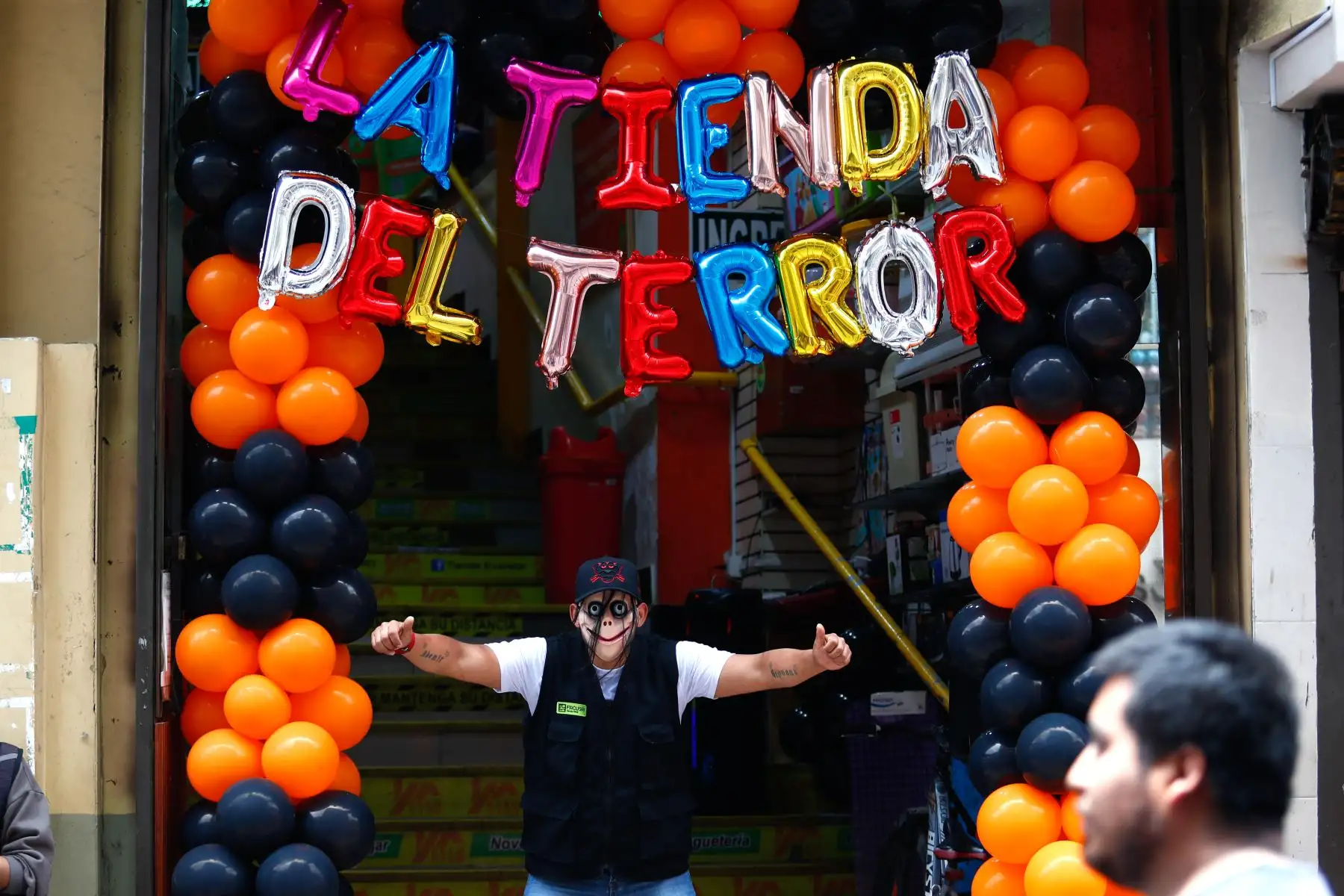 Hoy viernes 31 de octubre de 2025 se realizan las compras de último momento para celebrar Halloween en el emporio comercial de Mesa Redonda, en el Cercado de Lima, donde cientos de personas acuden para conseguir disfraces y adornos alusivos a la celebración. Foto: ANDINA/Daniel Bracamonte Hoy viernes 31 de octubre de 2025 se realizan las compras de último momento para celebrar Halloween en el emporio comercial de Mesa Redonda, en el Cercado de Lima, donde cientos de personas acuden para conseguir disfraces y adornos alusivos a la celebración. Foto: ANDINA/Daniel Bracamonte