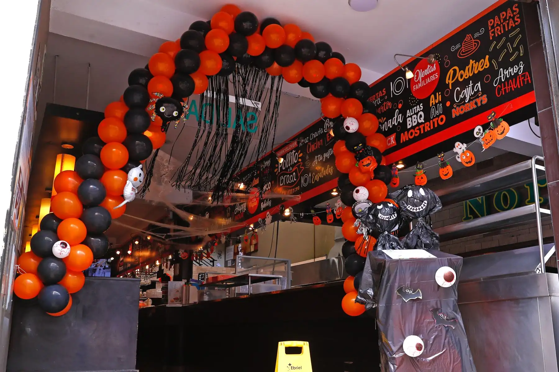 Hoy viernes 31 de octubre de 2025 se realizan las compras de último momento para celebrar Halloween en el emporio comercial de Mesa Redonda, en el Cercado de Lima, donde cientos de personas acuden para conseguir disfraces y adornos alusivos a la celebración. Foto: ANDINA/Daniel Bracamonte Hoy viernes 31 de octubre de 2025 se realizan las compras de último momento para celebrar Halloween en el emporio comercial de Mesa Redonda, en el Cercado de Lima, donde cientos de personas acuden para conseguir disfraces y adornos alusivos a la celebración. Foto: ANDINA/Daniel Bracamonte