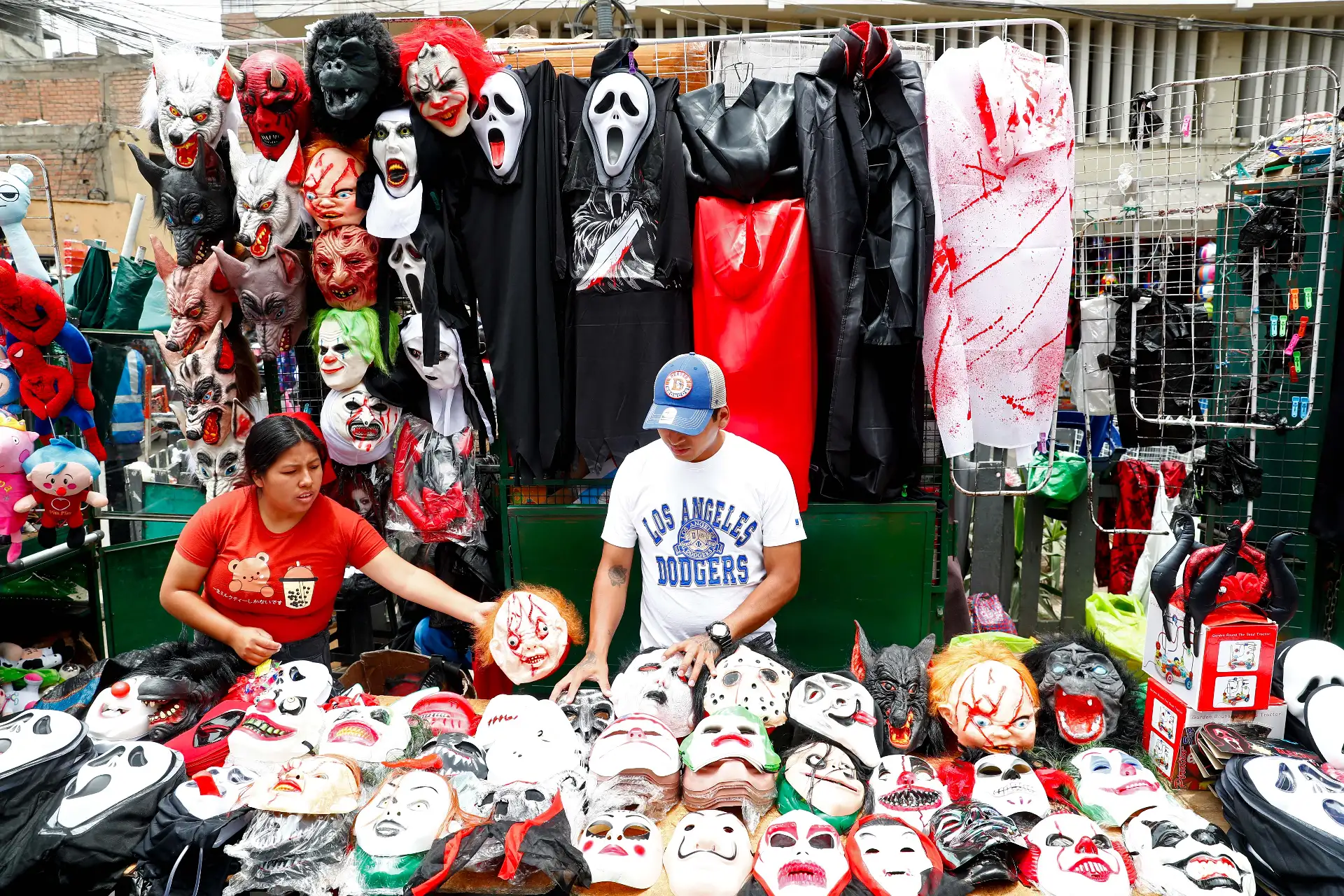 Hoy viernes 31 de octubre de 2025 se realizan las compras de último momento para celebrar Halloween en el emporio comercial de Mesa Redonda, en el Cercado de Lima, donde cientos de personas acuden para conseguir disfraces y adornos alusivos a la celebración. Foto: ANDINA/Daniel Bracamonte Hoy viernes 31 de octubre de 2025 se realizan las compras de último momento para celebrar Halloween en el emporio comercial de Mesa Redonda, en el Cercado de Lima, donde cientos de personas acuden para conseguir disfraces y adornos alusivos a la celebración. Foto: ANDINA/Daniel Bracamonte