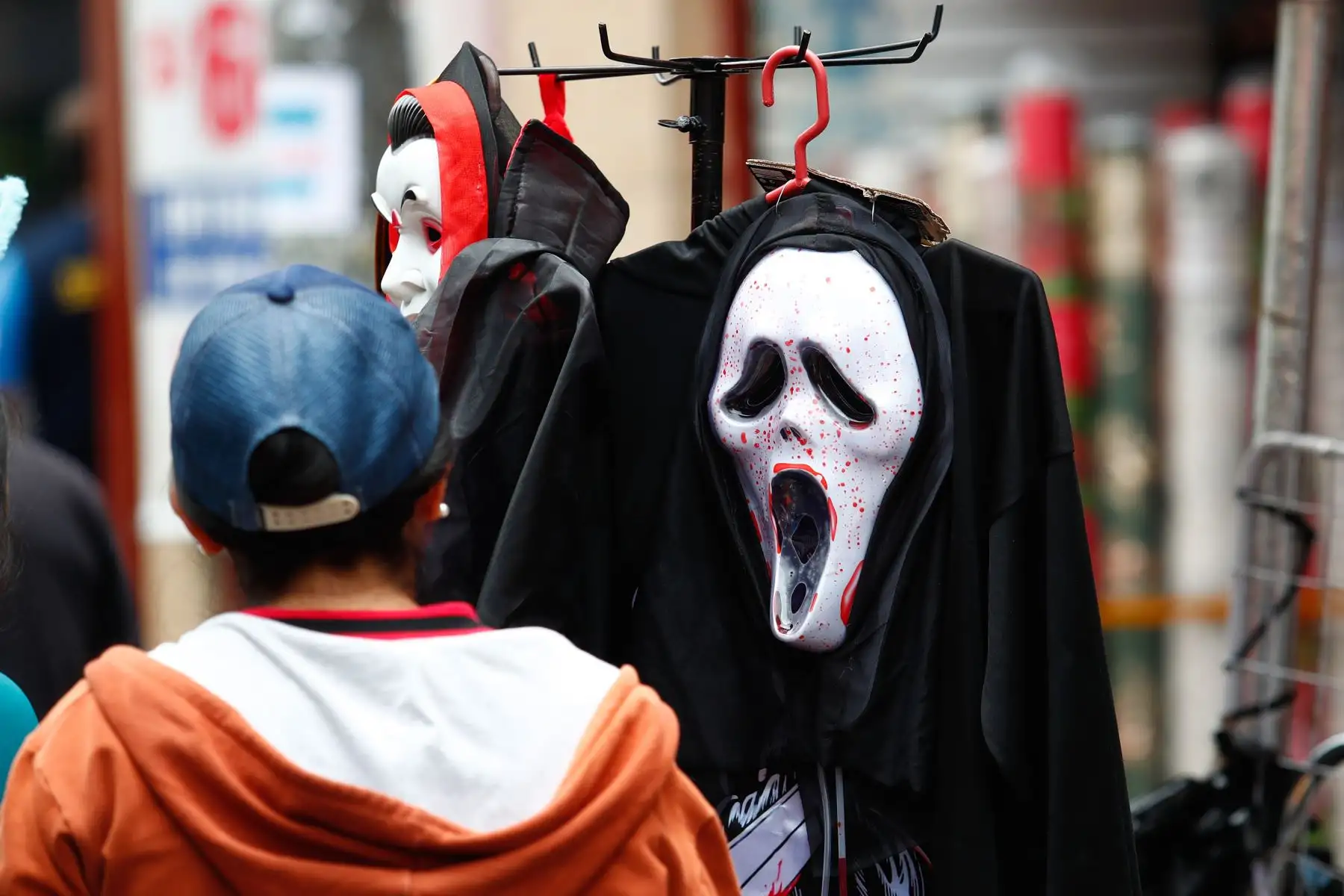 Hoy viernes 31 de octubre de 2025 se realizan las compras de último momento para celebrar Halloween en el emporio comercial de Mesa Redonda, en el Cercado de Lima, donde cientos de personas acuden para conseguir disfraces y adornos alusivos a la celebración. Foto: ANDINA/Daniel Bracamonte Hoy viernes 31 de octubre de 2025 se realizan las compras de último momento para celebrar Halloween en el emporio comercial de Mesa Redonda, en el Cercado de Lima, donde cientos de personas acuden para conseguir disfraces y adornos alusivos a la celebración. Foto: ANDINA/Daniel Bracamonte