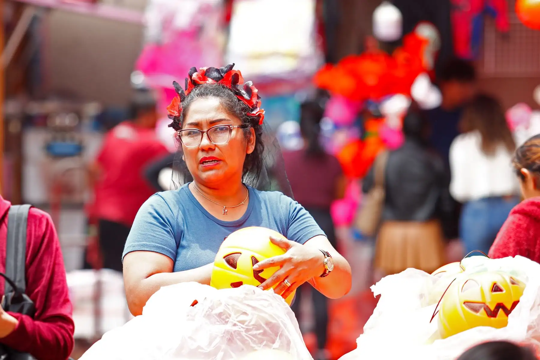 Hoy viernes 31 de octubre de 2025 se realizan las compras de último momento para celebrar Halloween en el emporio comercial de Mesa Redonda, en el Cercado de Lima, donde cientos de personas acuden para conseguir disfraces y adornos alusivos a la celebración. Foto: ANDINA/Daniel Bracamonte Hoy viernes 31 de octubre de 2025 se realizan las compras de último momento para celebrar Halloween en el emporio comercial de Mesa Redonda, en el Cercado de Lima, donde cientos de personas acuden para conseguir disfraces y adornos alusivos a la celebración. Foto: ANDINA/Daniel Bracamonte