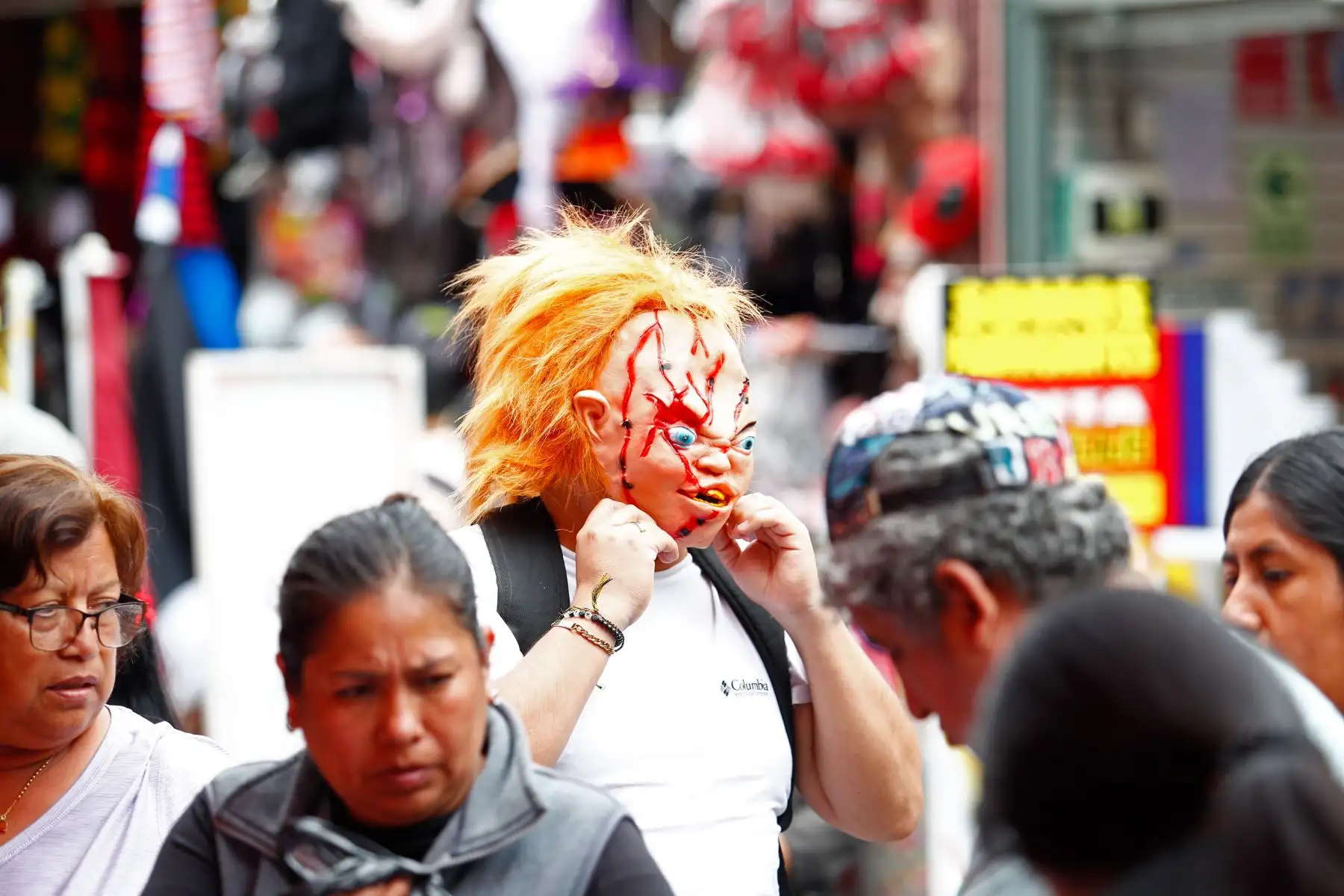 Hoy viernes 31 de octubre de 2025 se realizan las compras de último momento para celebrar Halloween en el emporio comercial de Mesa Redonda, en el Cercado de Lima, donde cientos de personas acuden para conseguir disfraces y adornos alusivos a la celebración. Foto: ANDINA/Daniel Bracamonte Hoy viernes 31 de octubre de 2025 se realizan las compras de último momento para celebrar Halloween en el emporio comercial de Mesa Redonda, en el Cercado de Lima, donde cientos de personas acuden para conseguir disfraces y adornos alusivos a la celebración. Foto: ANDINA/Daniel Bracamonte