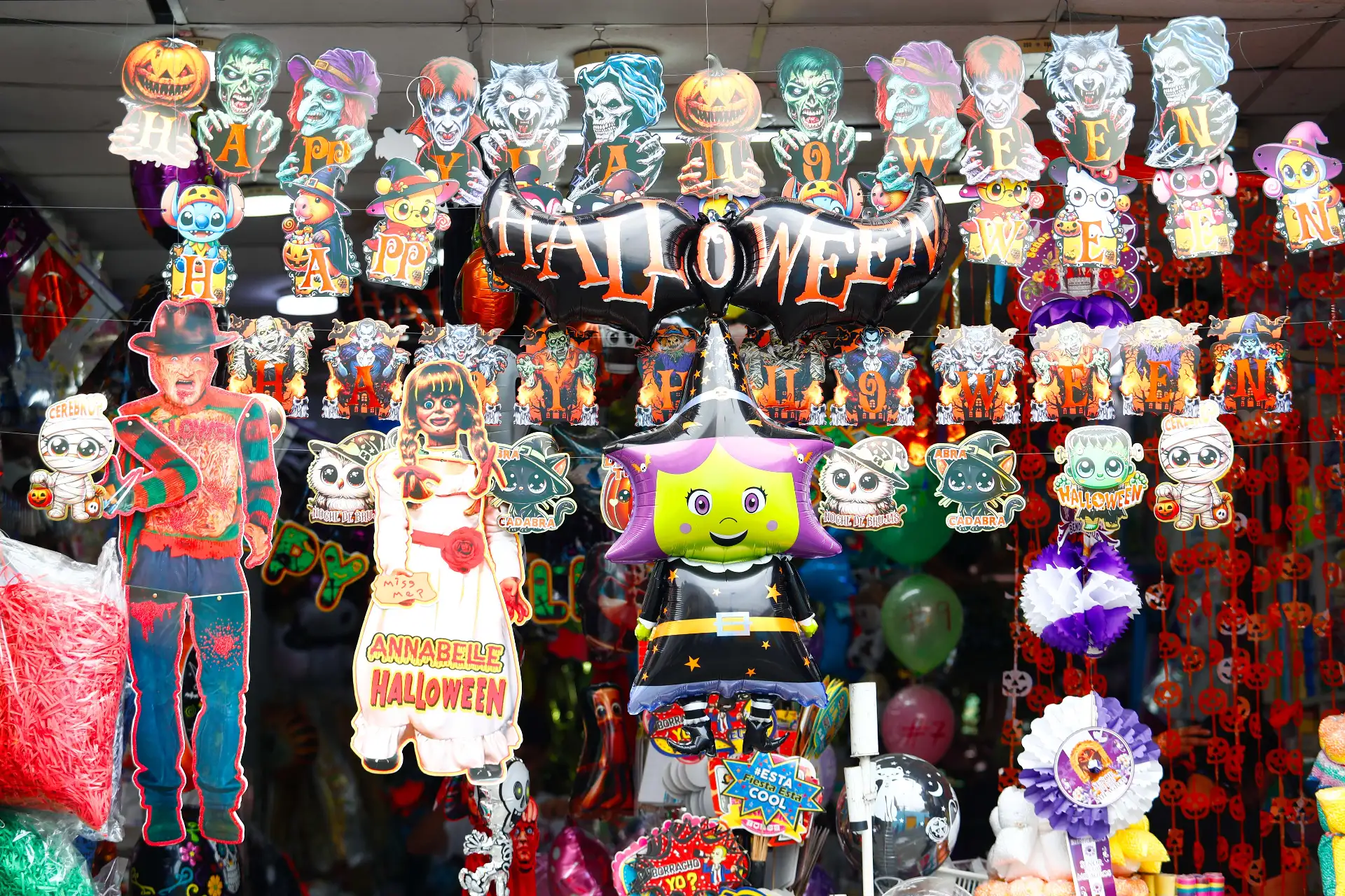 Hoy viernes 31 de octubre de 2025 se realizan las compras de último momento para celebrar Halloween en el emporio comercial de Mesa Redonda, en el Cercado de Lima, donde cientos de personas acuden para conseguir disfraces y adornos alusivos a la celebración. Foto: ANDINA/Daniel Bracamonte Hoy viernes 31 de octubre de 2025 se realizan las compras de último momento para celebrar Halloween en el emporio comercial de Mesa Redonda, en el Cercado de Lima, donde cientos de personas acuden para conseguir disfraces y adornos alusivos a la celebración. Foto: ANDINA/Daniel Bracamonte