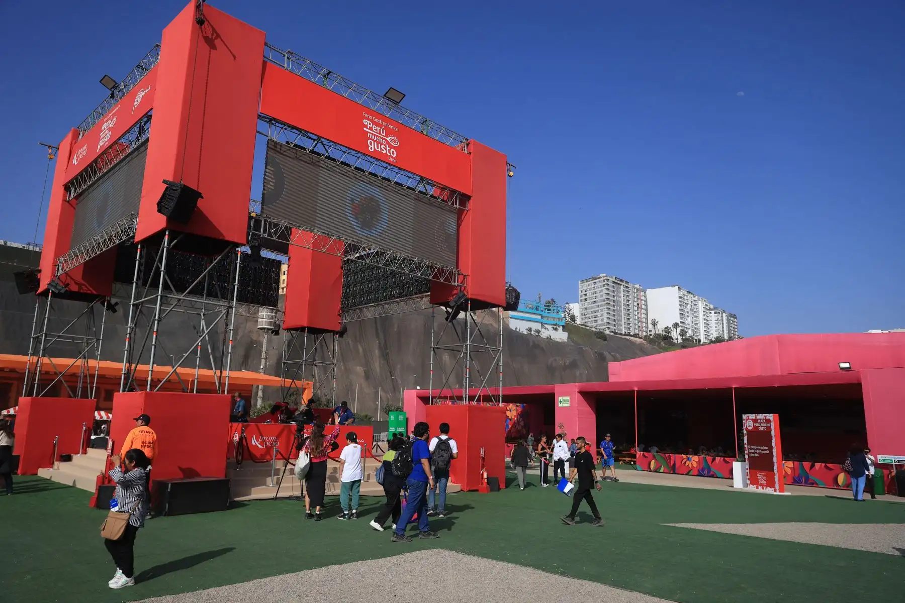 los asistentes podrán participar en catas guiadas, talleres de coctelería y el esperado Duelo del Pisco, competencia que enfrentará a bartenders de distintas regiones. Foto: ANDINA/Jhonel Rodríguez Robles los asistentes podrán participar en catas guiadas, talleres de coctelería y el esperado Duelo del Pisco, competencia que enfrentará a bartenders de distintas regiones. Foto: ANDINA/Jhonel Rodríguez Robles