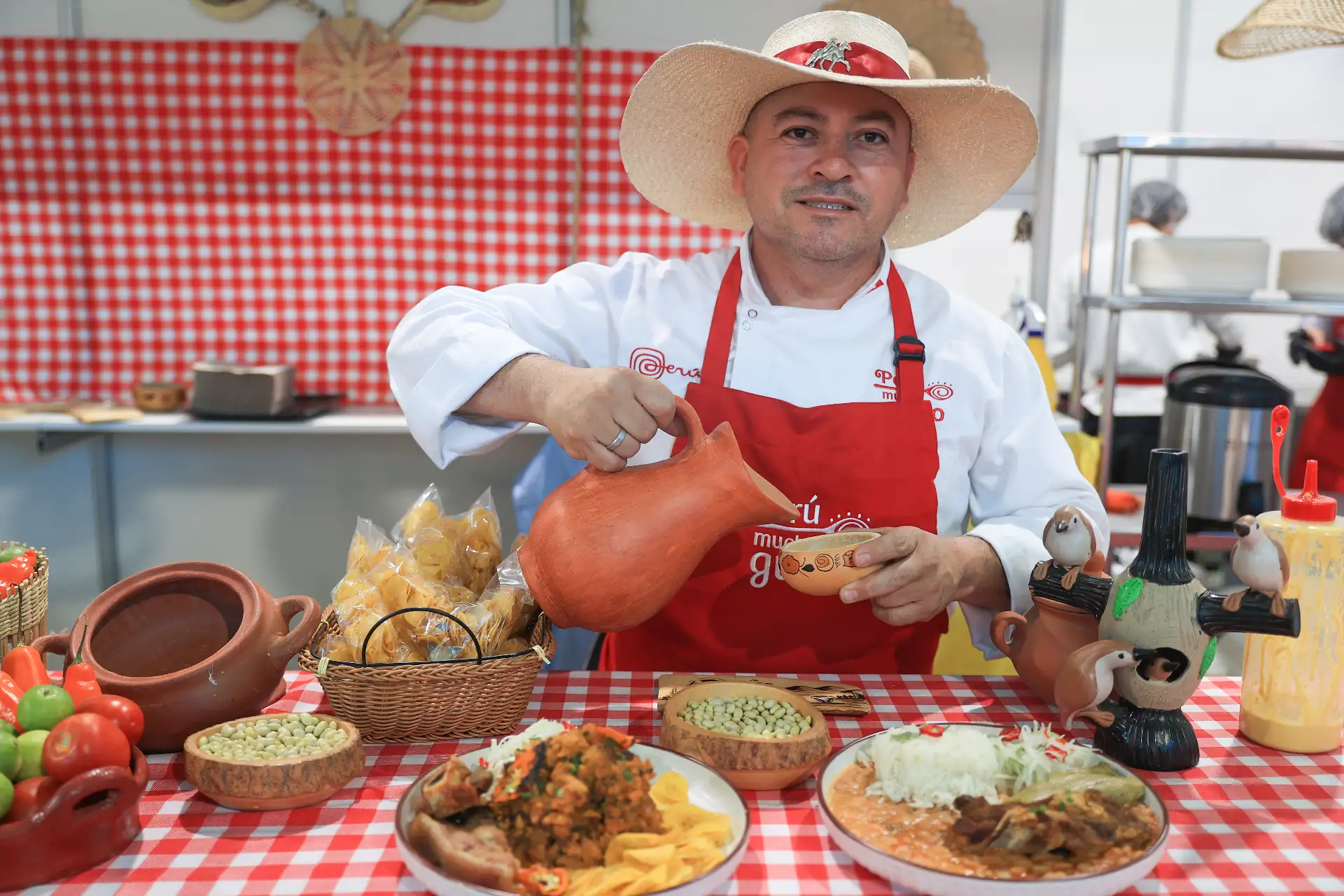John Ramírez del restaurant Don Omar presenta la rica comida norteña en la Feria gastronómica Perú Mucho Gusto. Foto: ANDINA/Jhonel Rodríguez Robles John Ramírez del restaurant Don Omar presenta la rica comida norteña en la Feria gastronómica Perú Mucho Gusto. Foto: ANDINA/Jhonel Rodríguez Robles