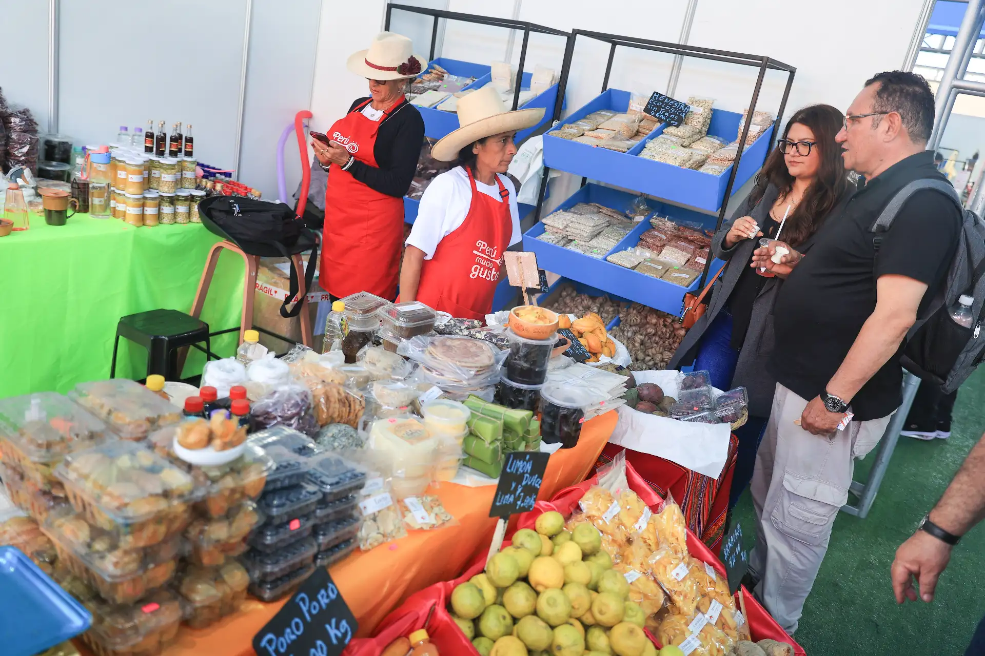 Feria gastronómica Perú Mucho Gusto, tambien cuenta con una zona de mercado de productos regionales. Foto: ANDINA/Jhonel Rodríguez Robles Feria gastronómica Perú Mucho Gusto, tambien cuenta con una zona de mercado de productos regionales. Foto: ANDINA/Jhonel Rodríguez Robles