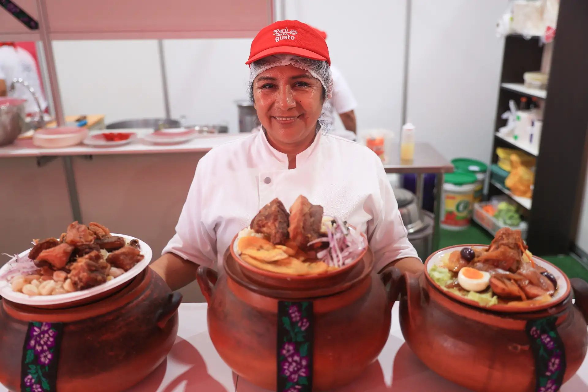 Flor Huamán del restaurante Recreo Jacarandá ofrece sus deliciosos platillos en la feria Perú Mucho Gusto. Foto: ANDINA/Jhonel Rodríguez Robles Flor Huamán del restaurante Recreo Jacarandá ofrece sus deliciosos platillos en la feria Perú Mucho Gusto. Foto: ANDINA/Jhonel Rodríguez Robles
