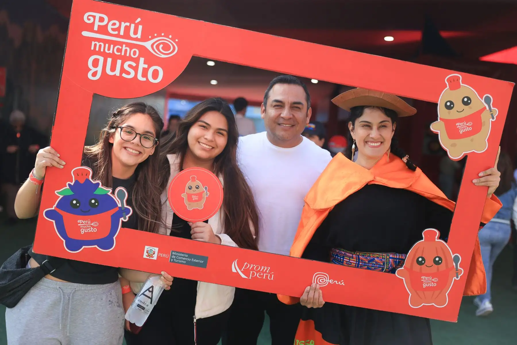 Los visitantes podrán degustar una amplia variedad de platos típicos, bebidas artesanales, postres y productos naturales de la Costa, Sierra y Selva, además de disfrutar de pasacalles, danzas, conciertos, talleres y actividades culturales. Foto: ANDINA/Jhonel Rodríguez Robles Los visitantes podrán degustar una amplia variedad de platos típicos, bebidas artesanales, postres y productos naturales de la Costa, Sierra y Selva, además de disfrutar de pasacalles, danzas, conciertos, talleres y actividades culturales. Foto: ANDINA/Jhonel Rodríguez Robles
