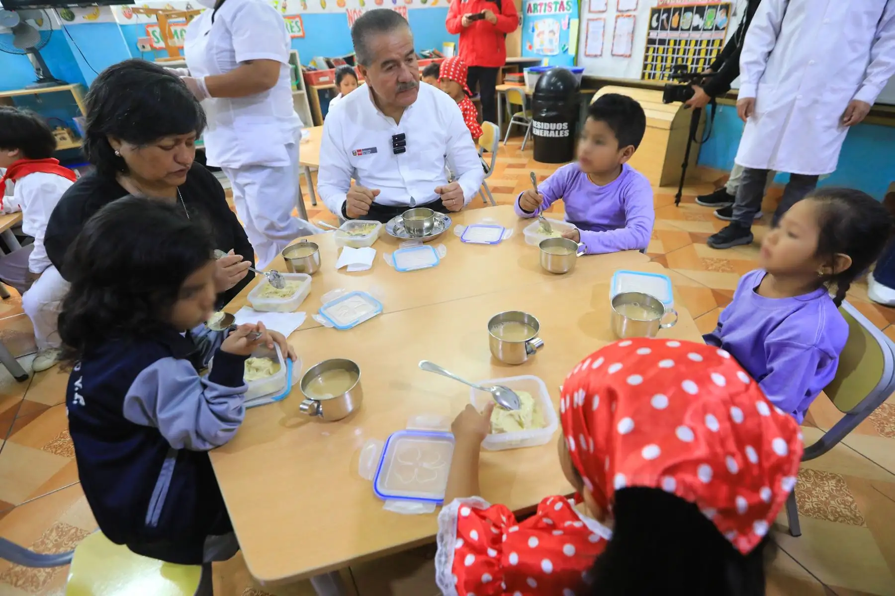 El ministro de Salud, Luis Quiroz Avilés, realizó una visita de inspección en el marco del plan piloto “Todos comemos lo mismo”, en la Institución Educativa n.º 2090 “Virgen de la Puerta”, en Los Olivos. Foto:ANDINA/MINSA El ministro de Salud, Luis Quiroz Avilés, realizó una visita de inspección en el marco del plan piloto “Todos comemos lo mismo”, en la Institución Educativa n.º 2090 “Virgen de la Puerta”, en Los Olivos. Foto:ANDINA/MINSA