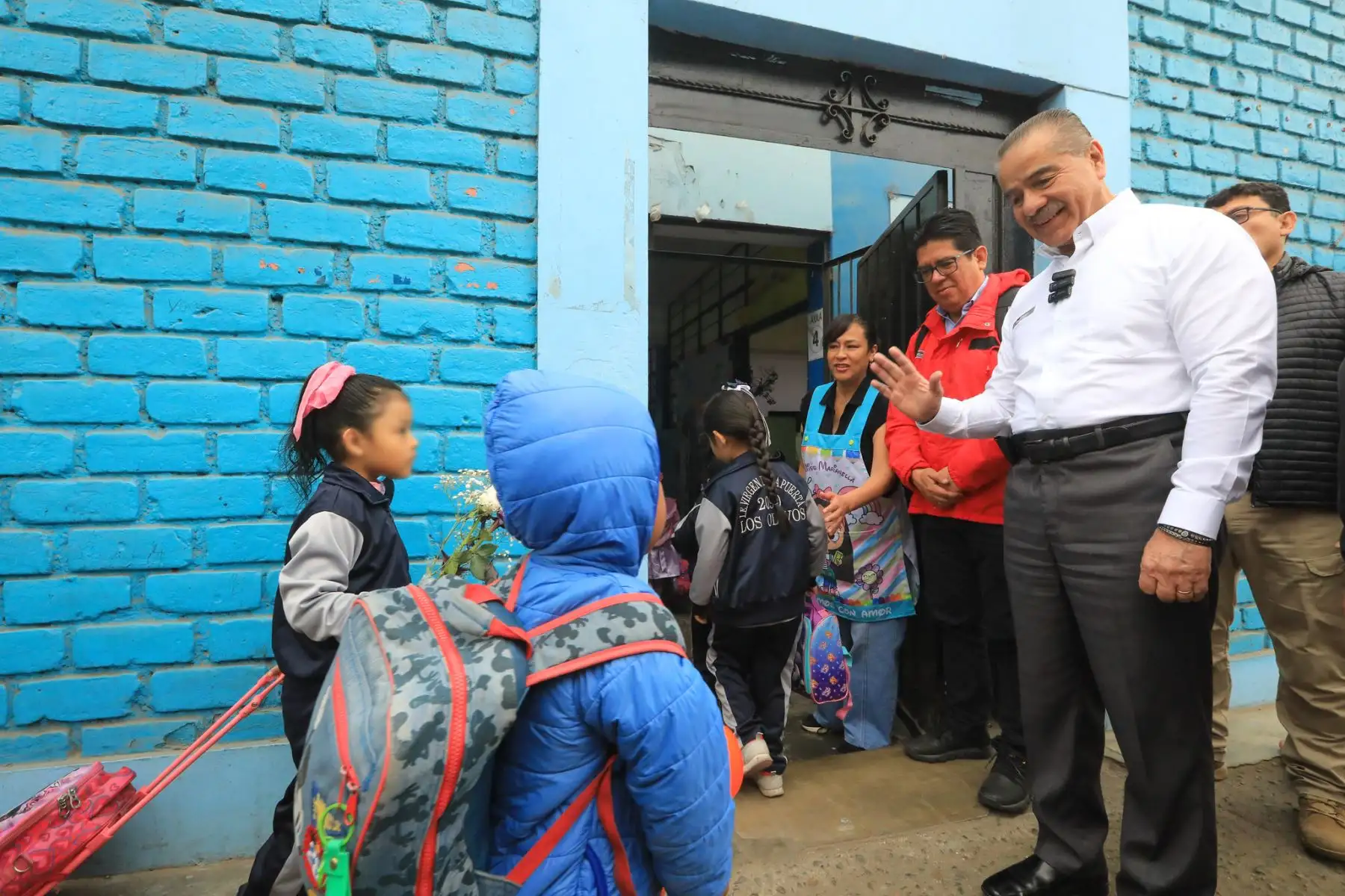El ministro de Salud, Luis Quiroz Avilés, realizó una visita de inspección en el marco del plan piloto “Todos comemos lo mismo”, en la Institución Educativa n.º 2090 “Virgen de la Puerta”, en Los Olivos. Foto:ANDINA/MINSA El ministro de Salud, Luis Quiroz Avilés, realizó una visita de inspección en el marco del plan piloto “Todos comemos lo mismo”, en la Institución Educativa n.º 2090 “Virgen de la Puerta”, en Los Olivos. Foto:ANDINA/MINSA