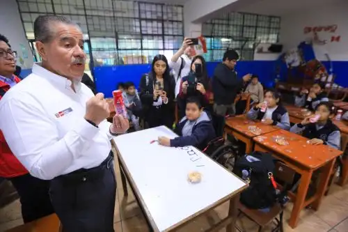 Ministro Luis Quiroz supervisó el operativo “Todos comemos lo mismo” en el colegio Virgen de la Puerta de Los Olivos