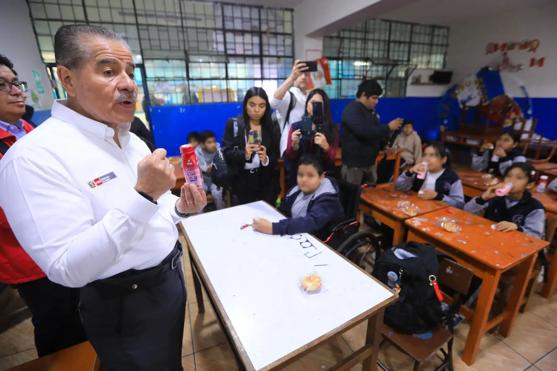 El ministro de Salud, Luis Quiroz Avilés, realizó una visita de inspección en el marco del plan piloto “Todos comemos lo mismo”, en la Institución Educativa n.º 2090 “Virgen de la Puerta”, en Los Olivos. Foto:ANDINA/MINSA El ministro de Salud, Luis Quiroz Avilés, realizó una visita de inspección en el marco del plan piloto “Todos comemos lo mismo”, en la Institución Educativa n.º 2090 “Virgen de la Puerta”, en Los Olivos. Foto:ANDINA/MINSA