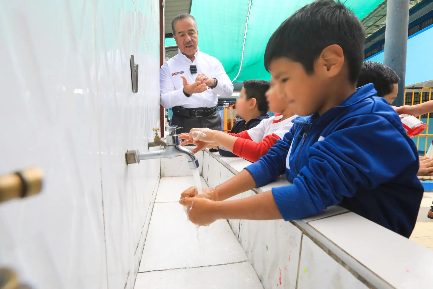 El ministro de Salud, Luis Quiroz Avilés, realizó una visita de inspección en el marco del plan piloto “Todos comemos lo mismo”, en la Institución Educativa n.º 2090 “Virgen de la Puerta”, en Los Olivos. Foto:ANDINA/MINSA El ministro de Salud, Luis Quiroz Avilés, realizó una visita de inspección en el marco del plan piloto “Todos comemos lo mismo”, en la Institución Educativa n.º 2090 “Virgen de la Puerta”, en Los Olivos. Foto:ANDINA/MINSA